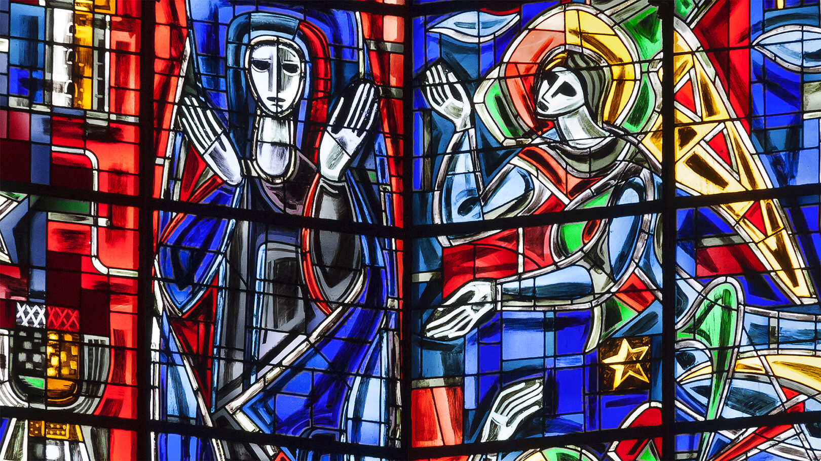 Liebfrauenkirche zu Trier, Ausschnitt aus den Kirchenfenstern: Maria und der Erzengel Gabriel.