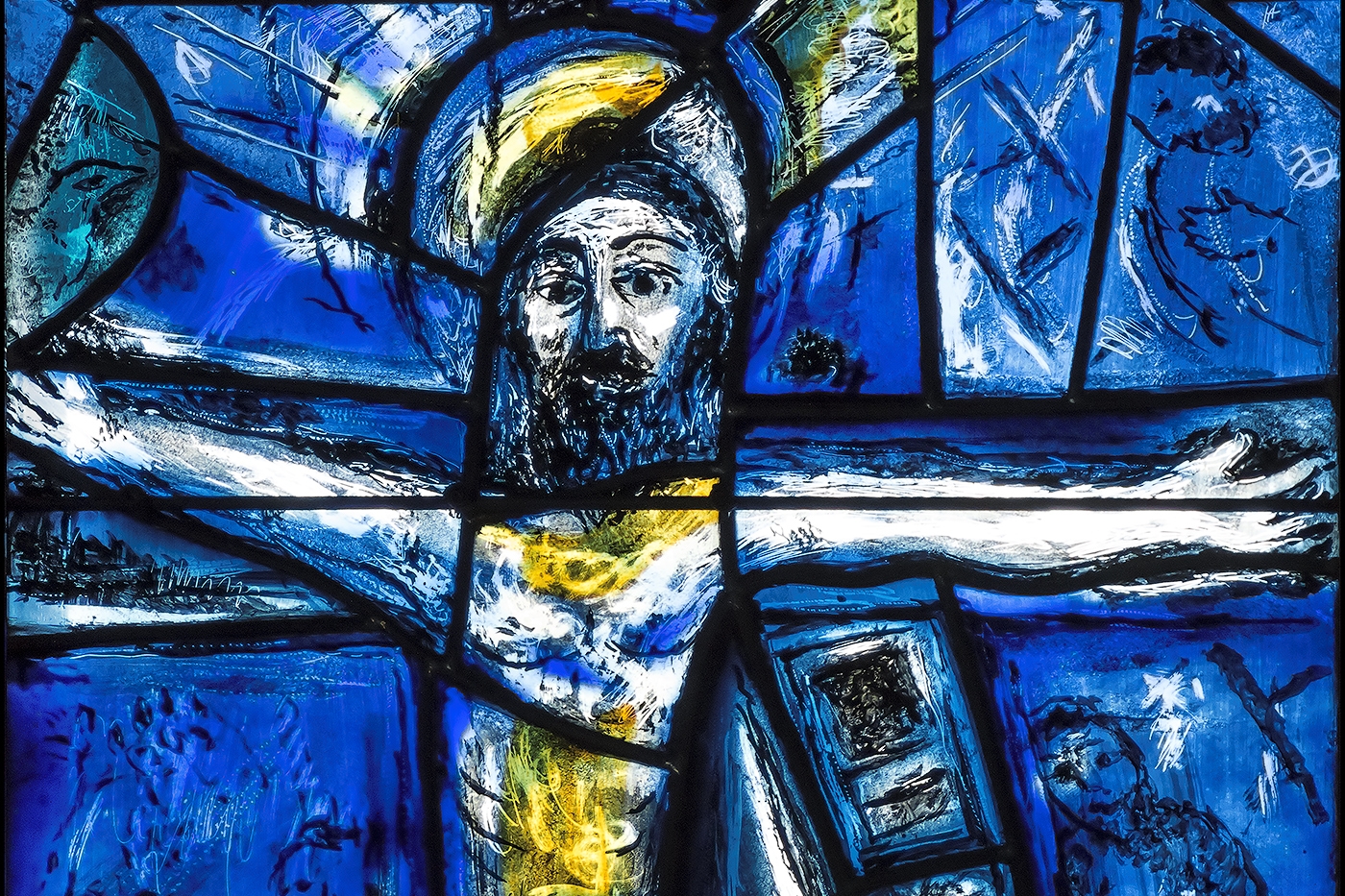 Marc Chagall, MZ Sankt Stephan, Kreuzigung: Gott ist die Liebe - der Gottesknecht Christus.