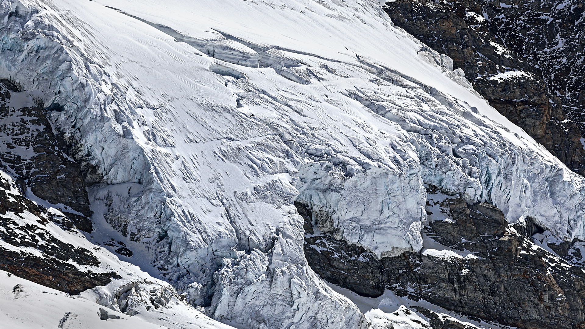 Gletscherabfluss vom Trugberg auf den Jungfraufirn.
