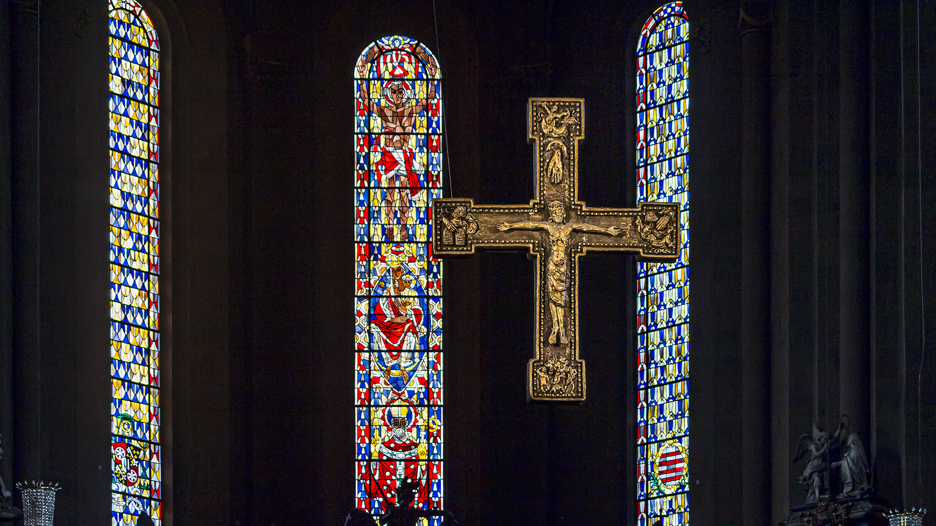 Hoher Dom Sankt Martin zu Mainz. Blick in den Chor zu den Chorfenstern
