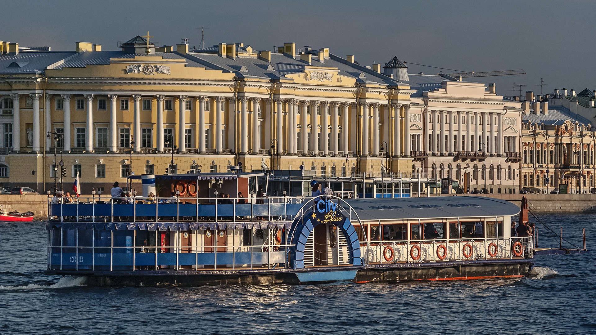 Die weißen Nächte von Sankt Petersburg. Beobachtungen am Ufer der Newa.