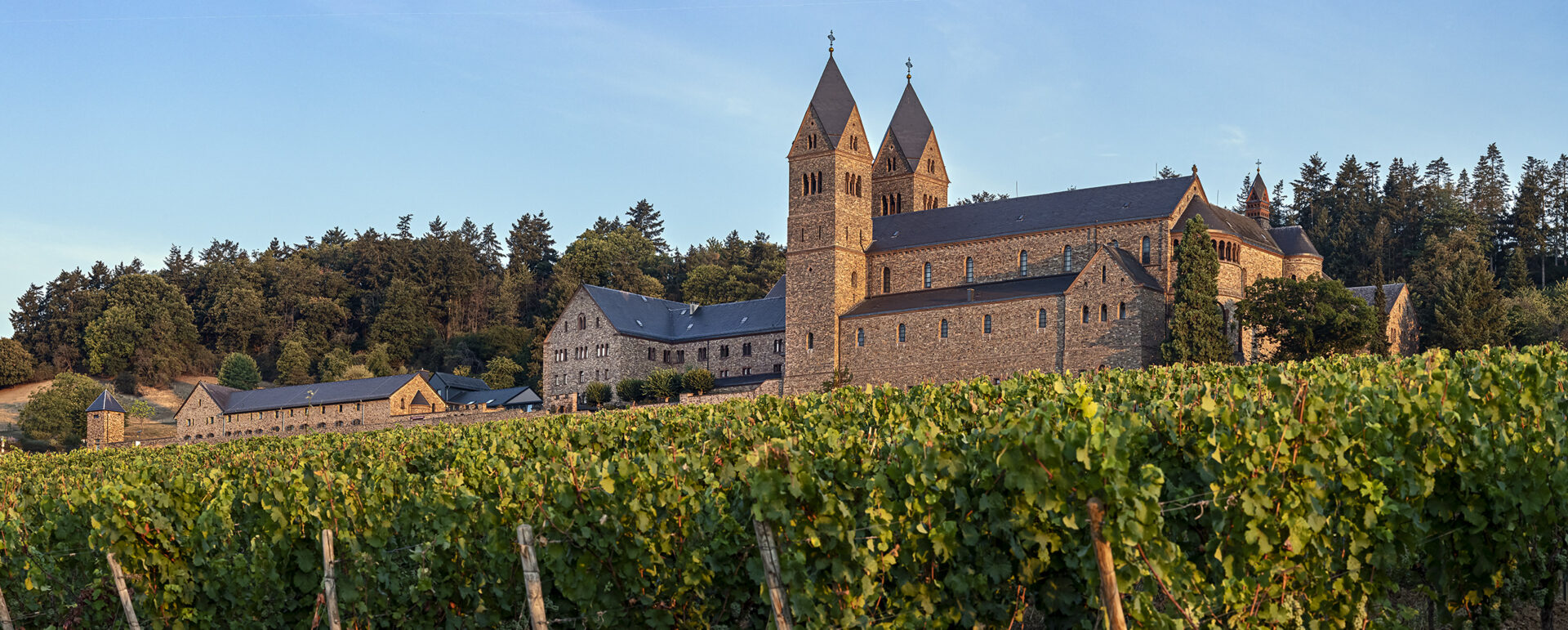 Neoromanik: Das Benediktinnerinnen-Kloster Sankt Hildegard thront hoch über Rüdesheim.