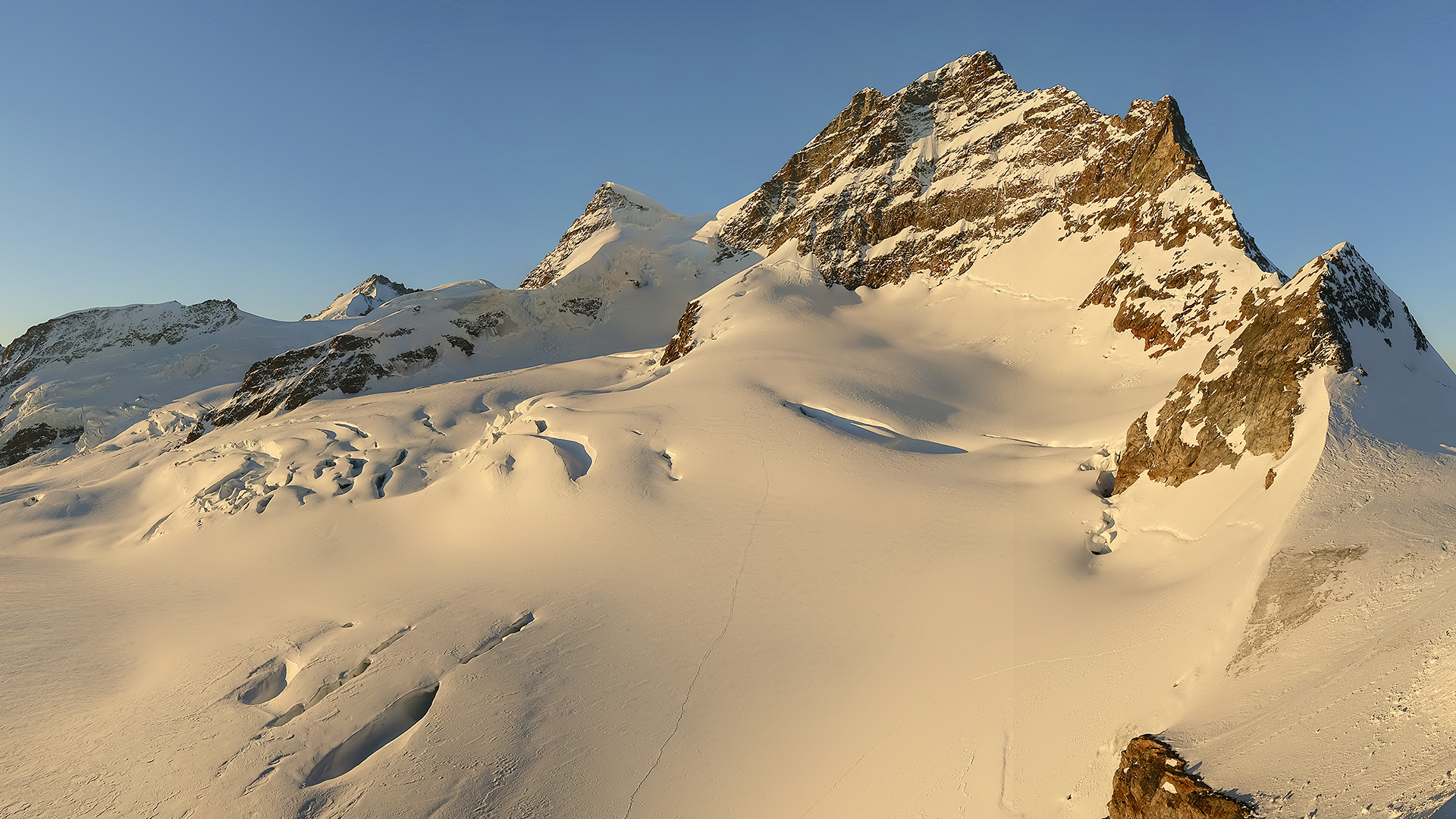 Jungfraugipfel bei Sonnenaufgang.