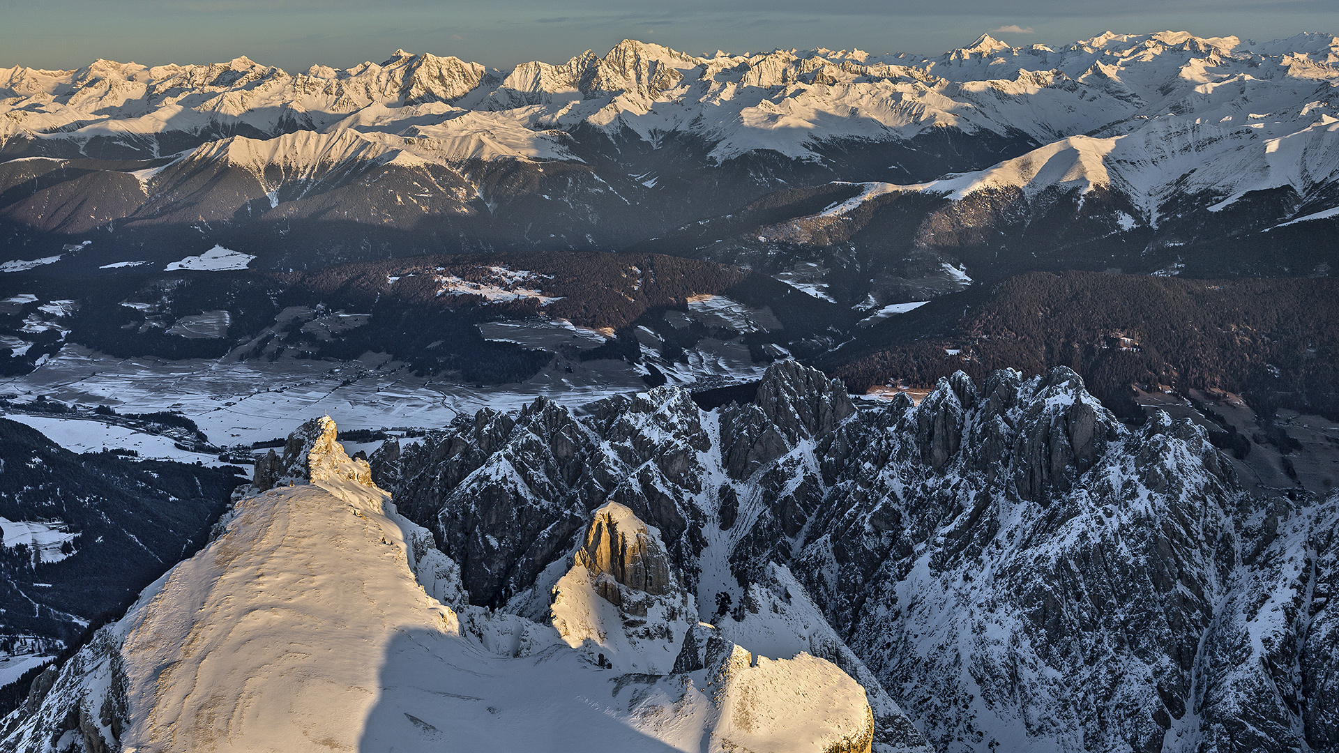 Hoch über den Sextener Dolomiten - Sonnenaufgang  am Alpenhauptkamm.