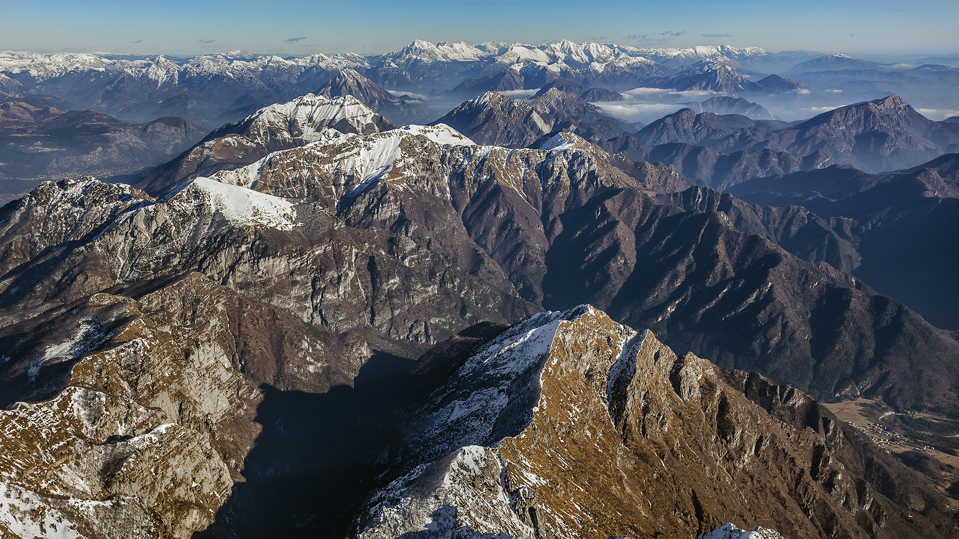 Alpensüdseite auf dem Weg in die Poebene; Fernblick zu den Karawanken.