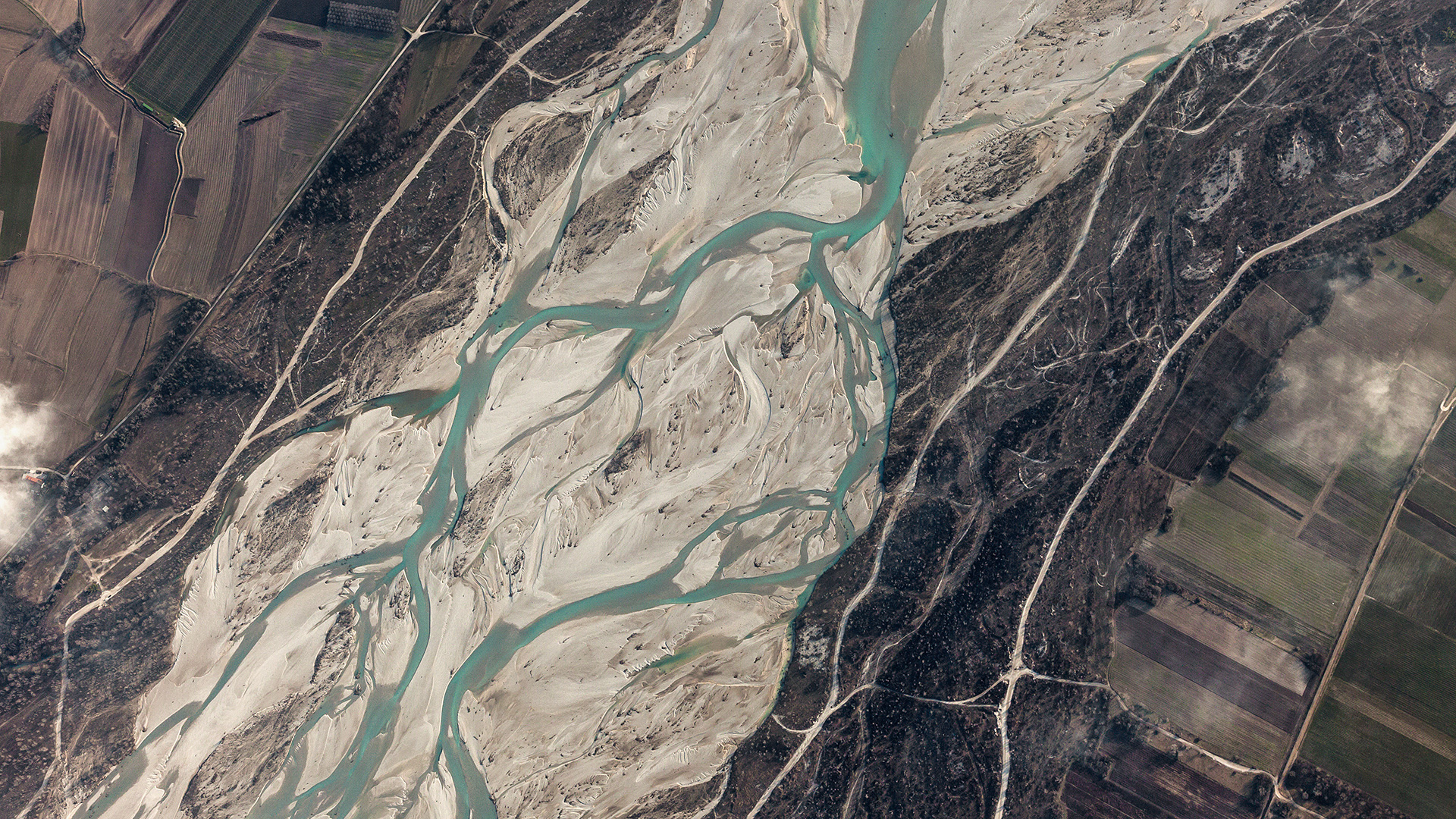 Einer der zahlreichen Alpenflüsse, der nach Süden in den Po entwässert.
