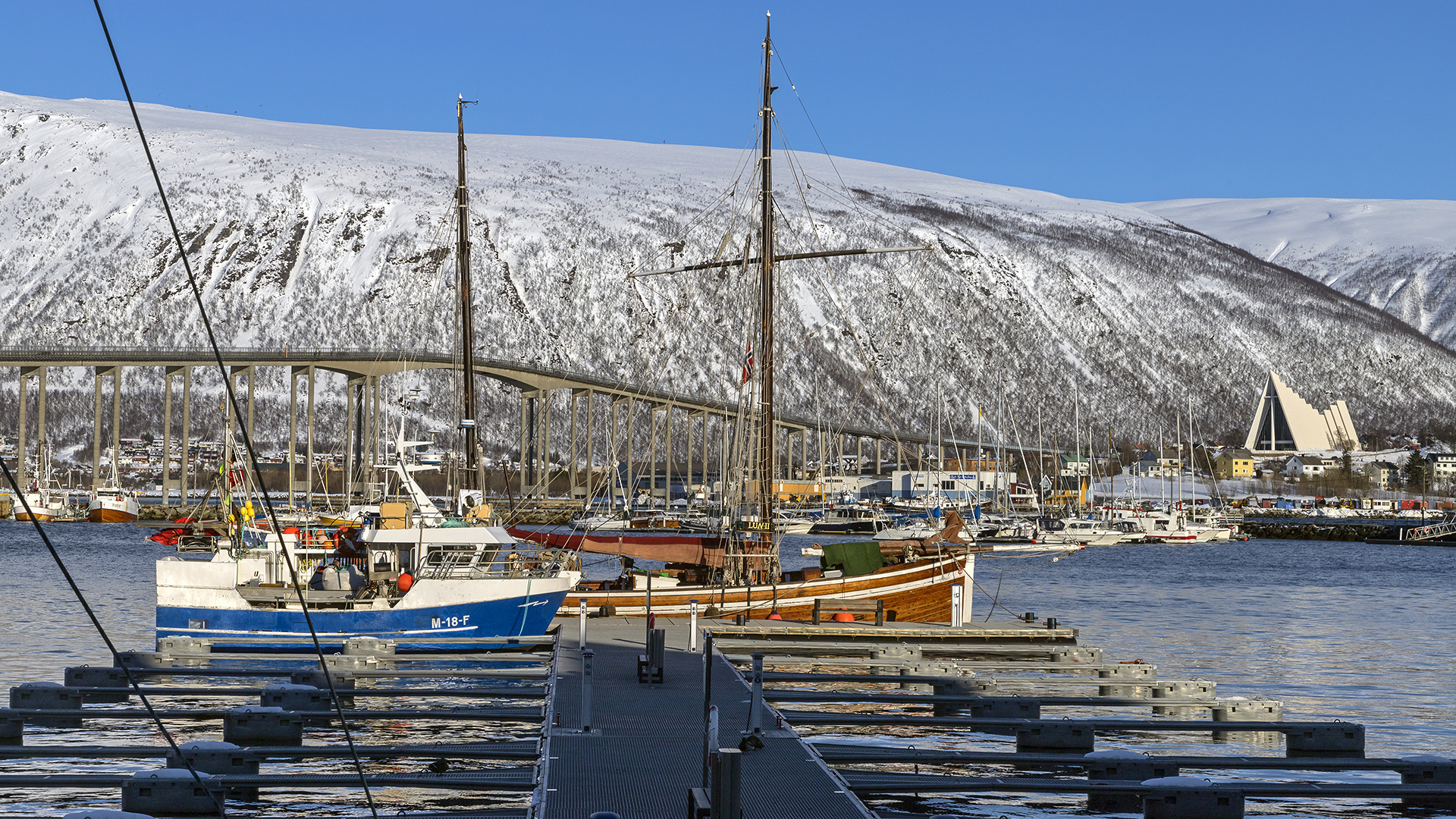 Tromsö, Fjord-Brücke mit Eismeerkathedrale.