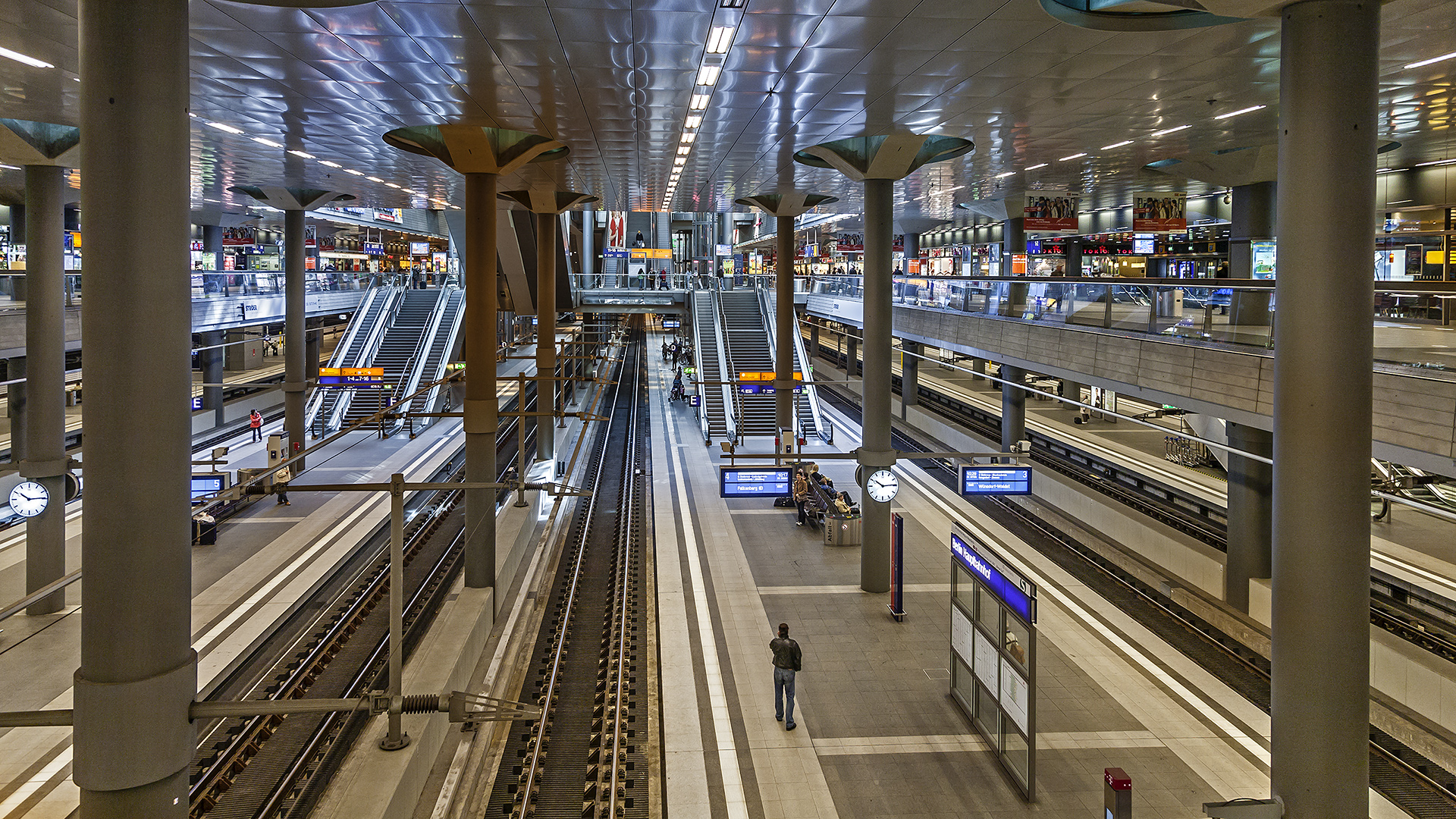 Berlin Hauptbahnhof - moderner Durchgangsbahnhof.