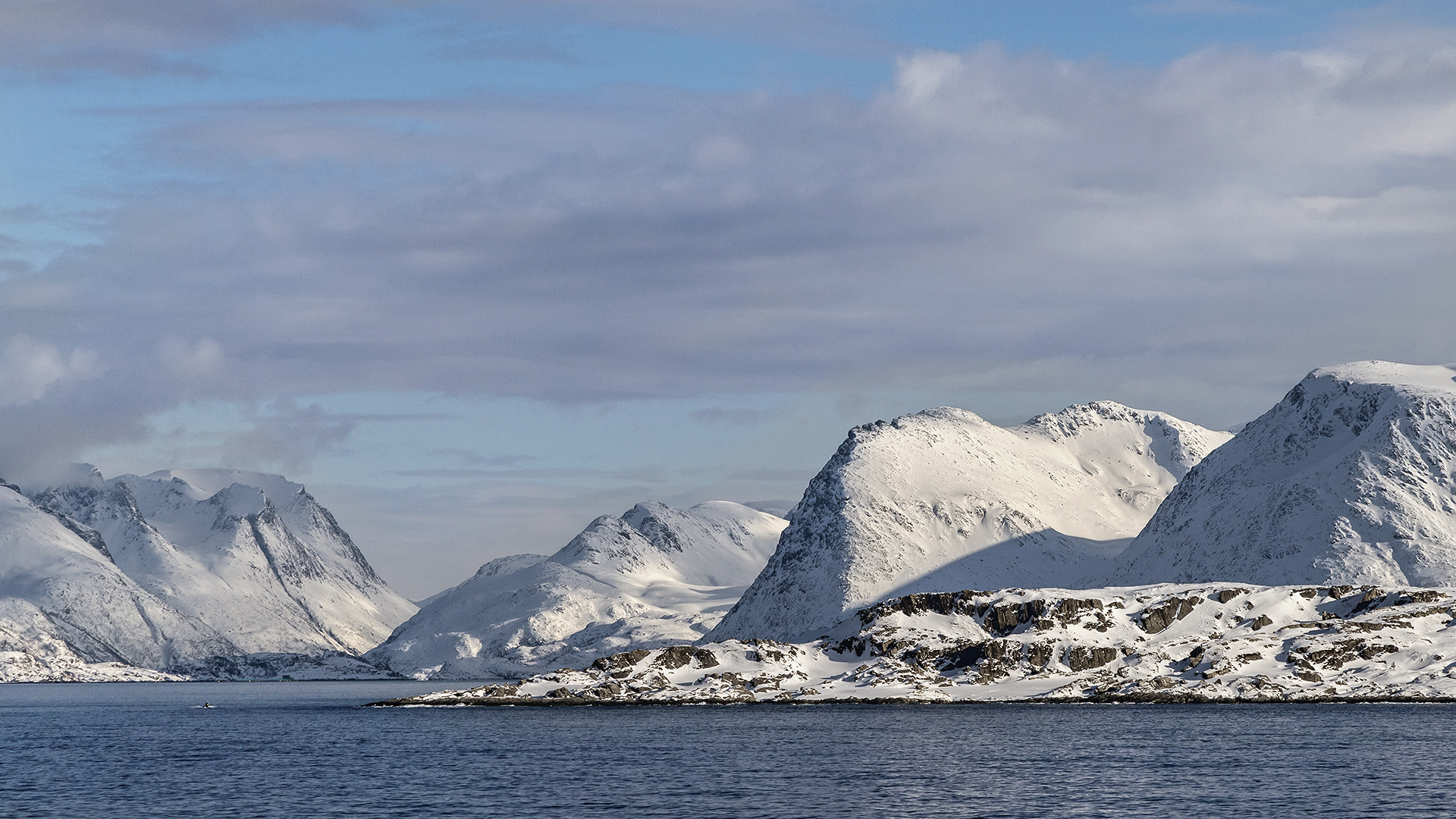 Fjordlandschaft zwischen Oksfjord und Hammerfest.