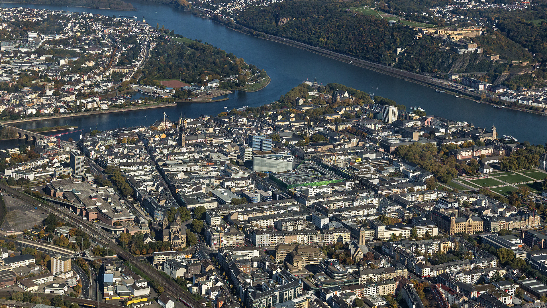 Koblenz, Zentrum mit Deutschem Eck und Festung Ehrenbreitstein.