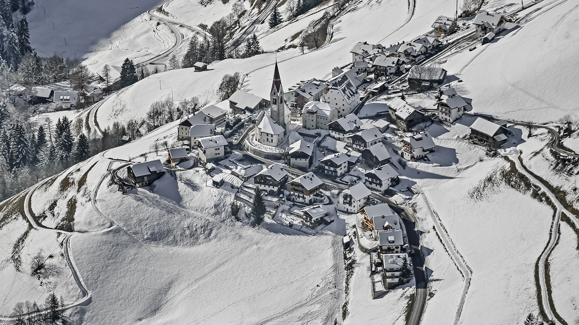 Verschneites Dorf im Gadertal.