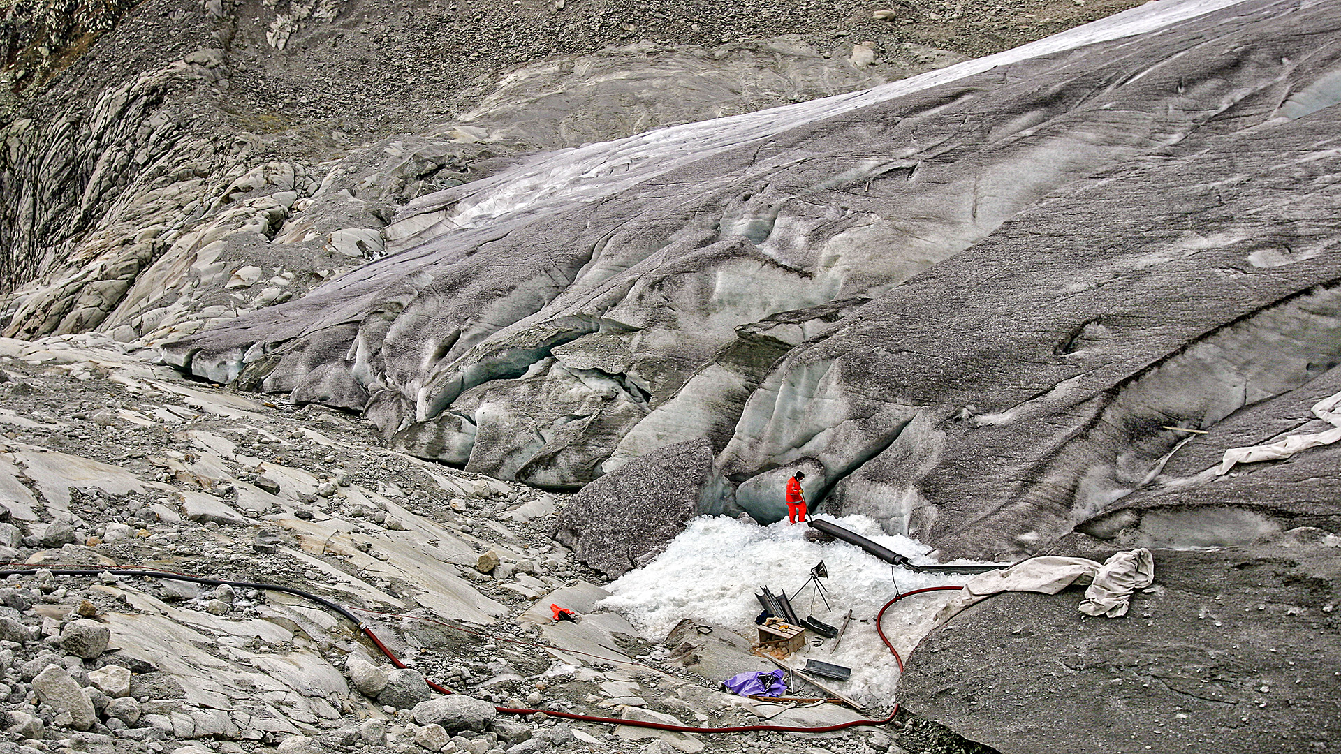 Rhonegletscher: Glaziologische Untersuchung an der Gletscherzunge (2005).