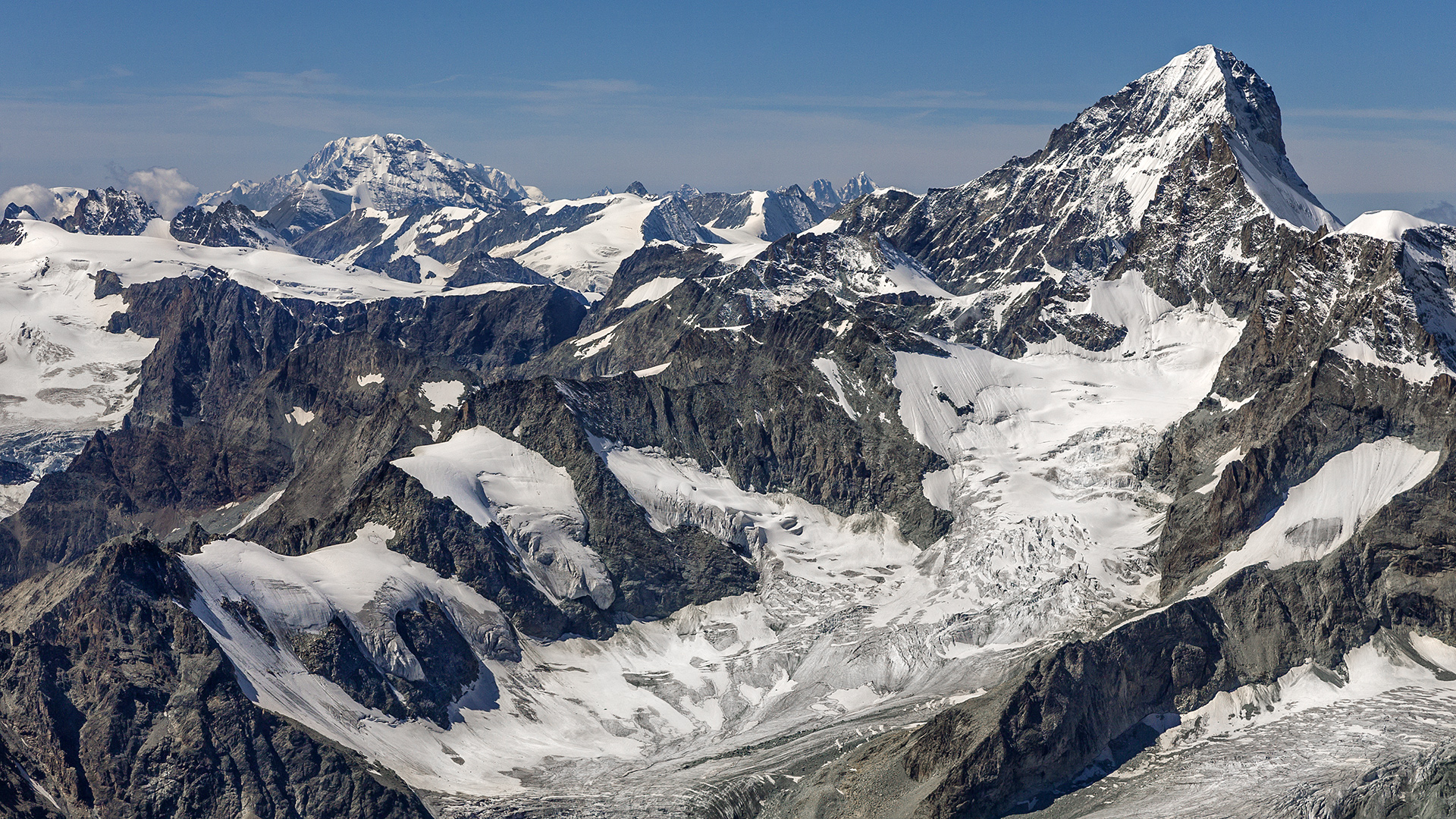 Dent Blanche (4.357m), im HG der Mont Blanc.