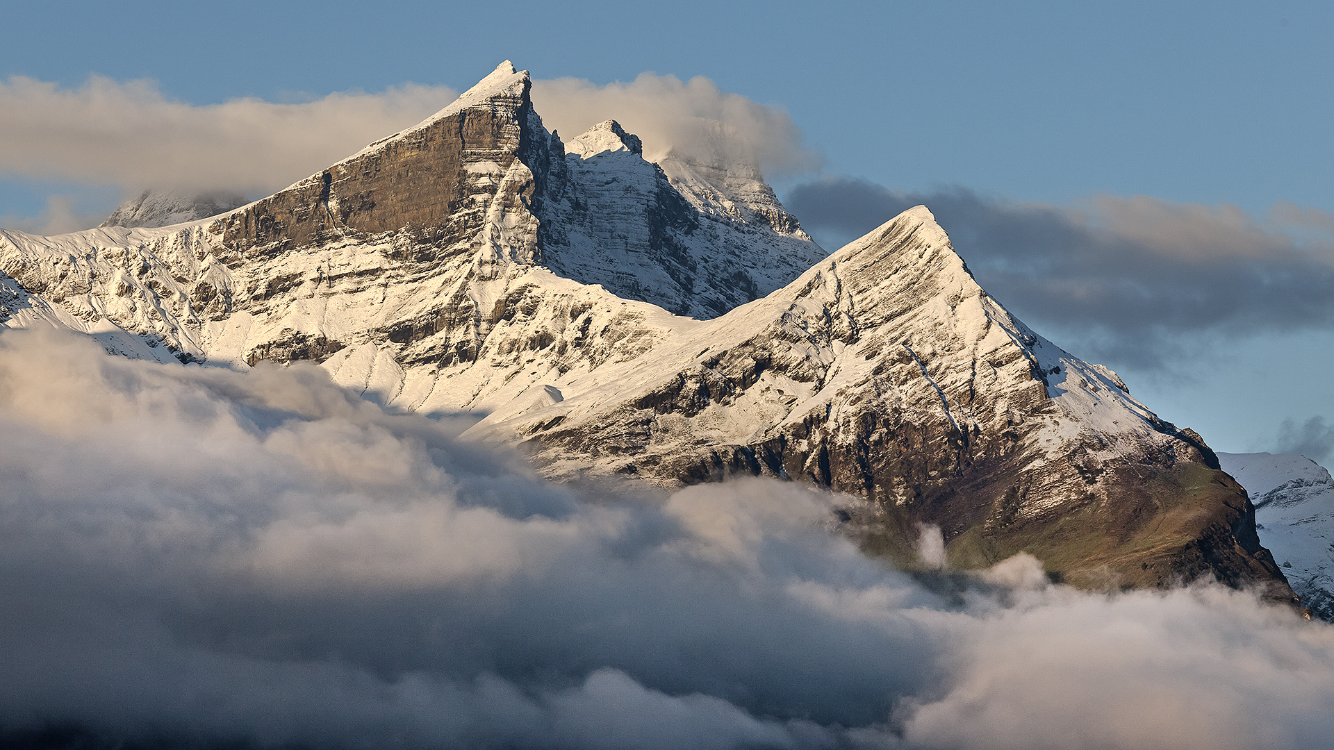 Frühes Morgenlicht auf dem Garzen und dem Wandelhorn, ebenfalls Hausberge von Grindelwald.