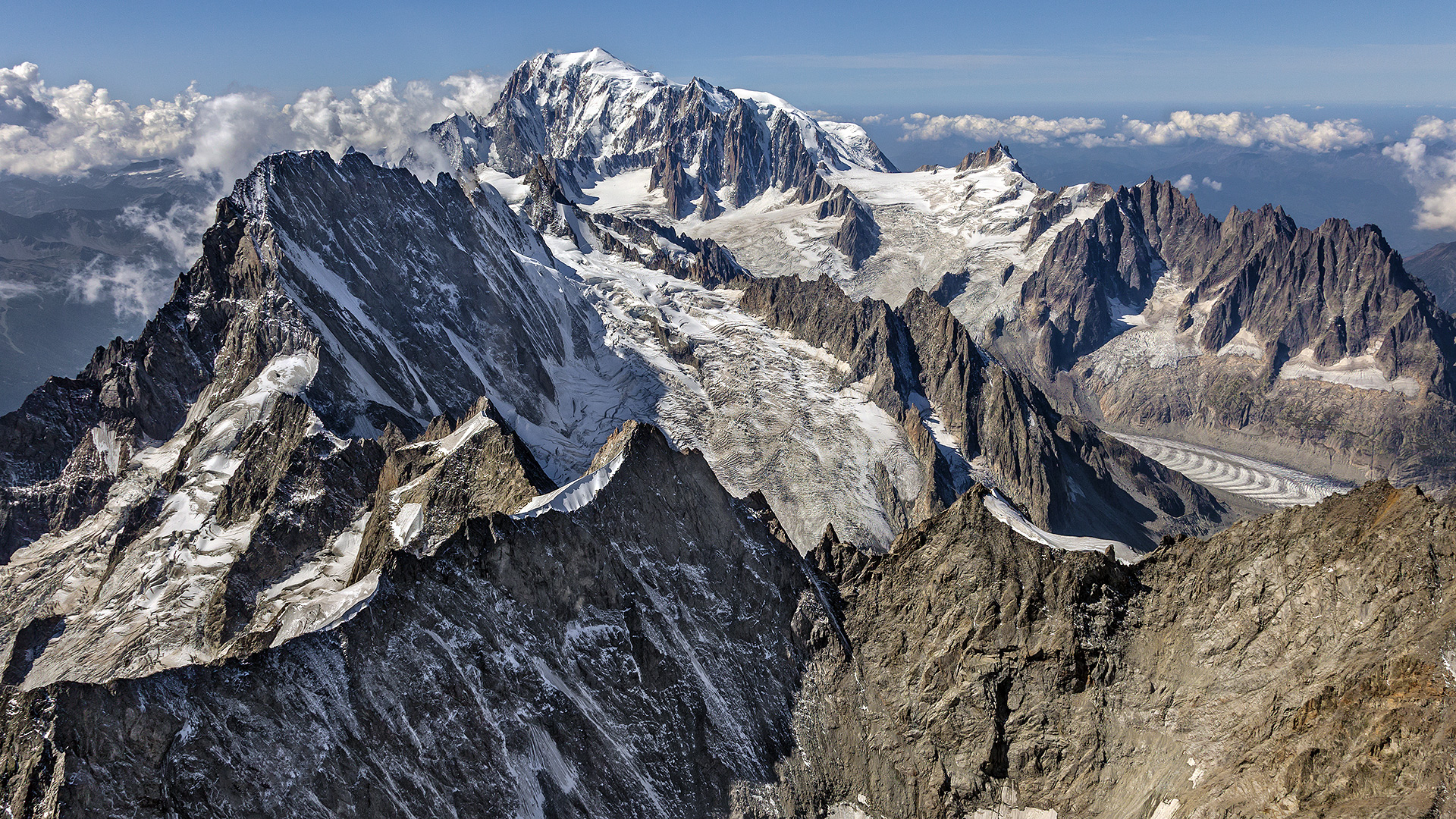 Paradeblick auf die Grand Jorasse Nordwand und den Mont Blanc.