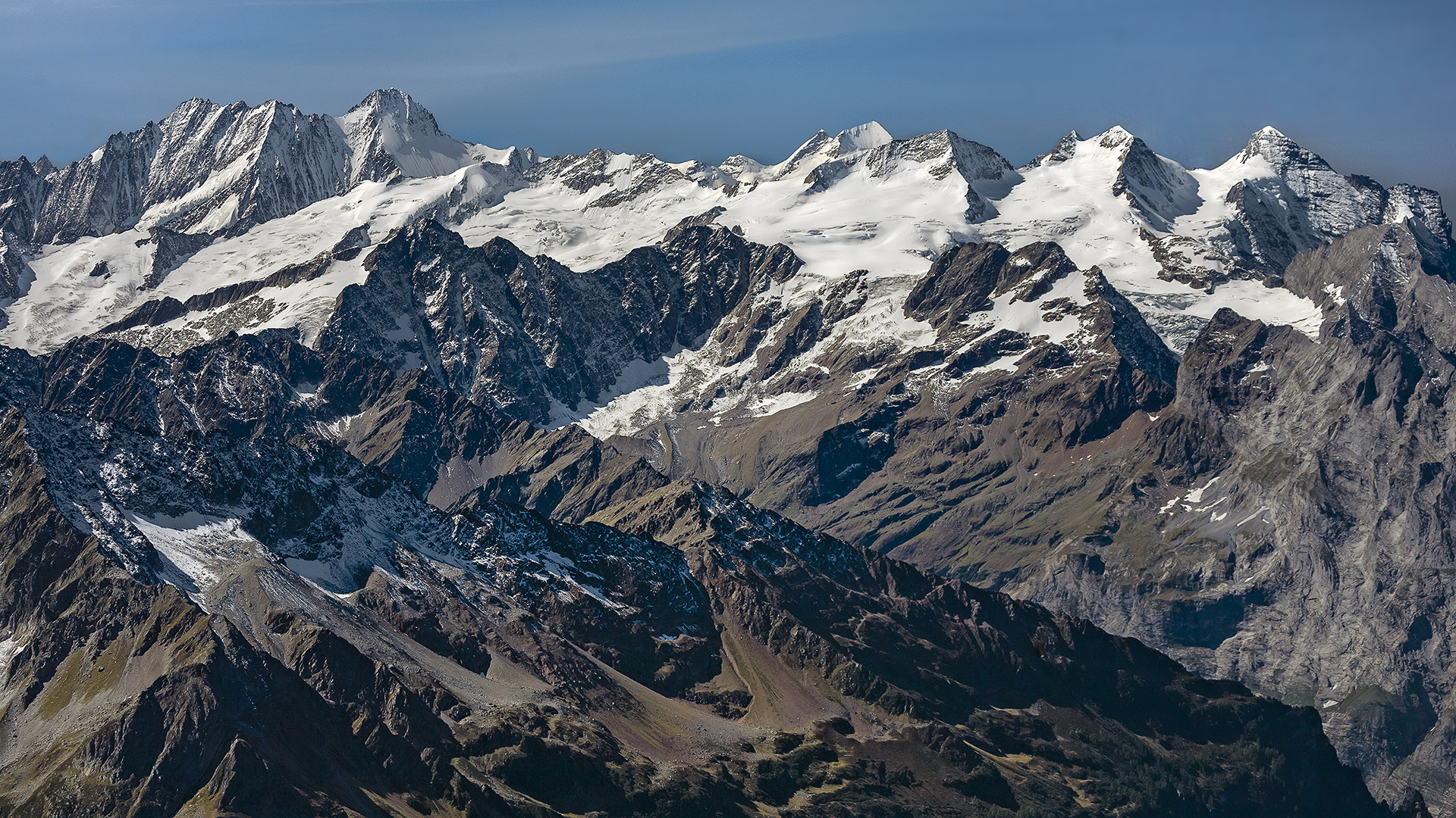 Ausblick vom Titlis; linke Bildhälfte Lauteraarhorn und Schreckhorn, rechte Bildhälfte die stark vergletscherte Wetterhorngruppe.