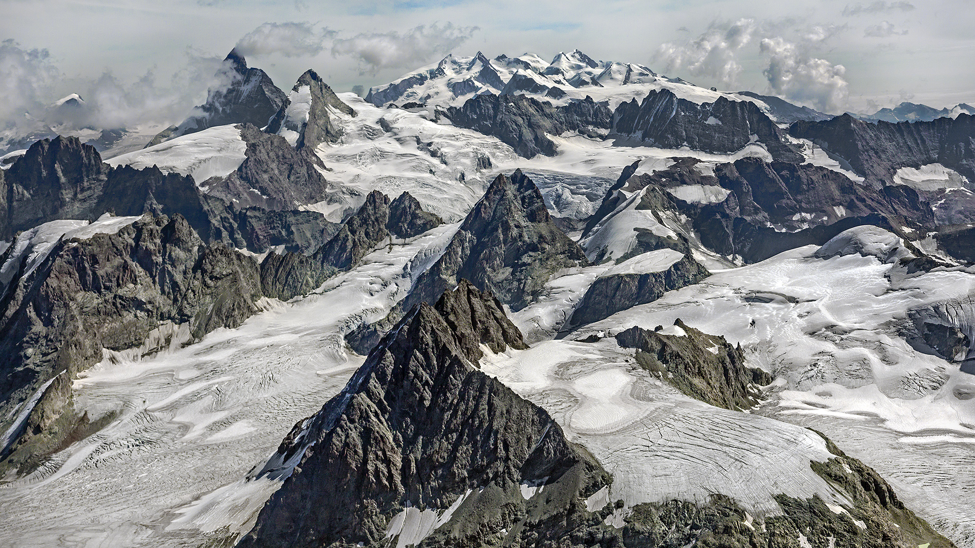 Hat das Matterhorn einen Hut, bleibt das Wetter morgen gut! Bildmitte: Monte Rosa-Gruppe.