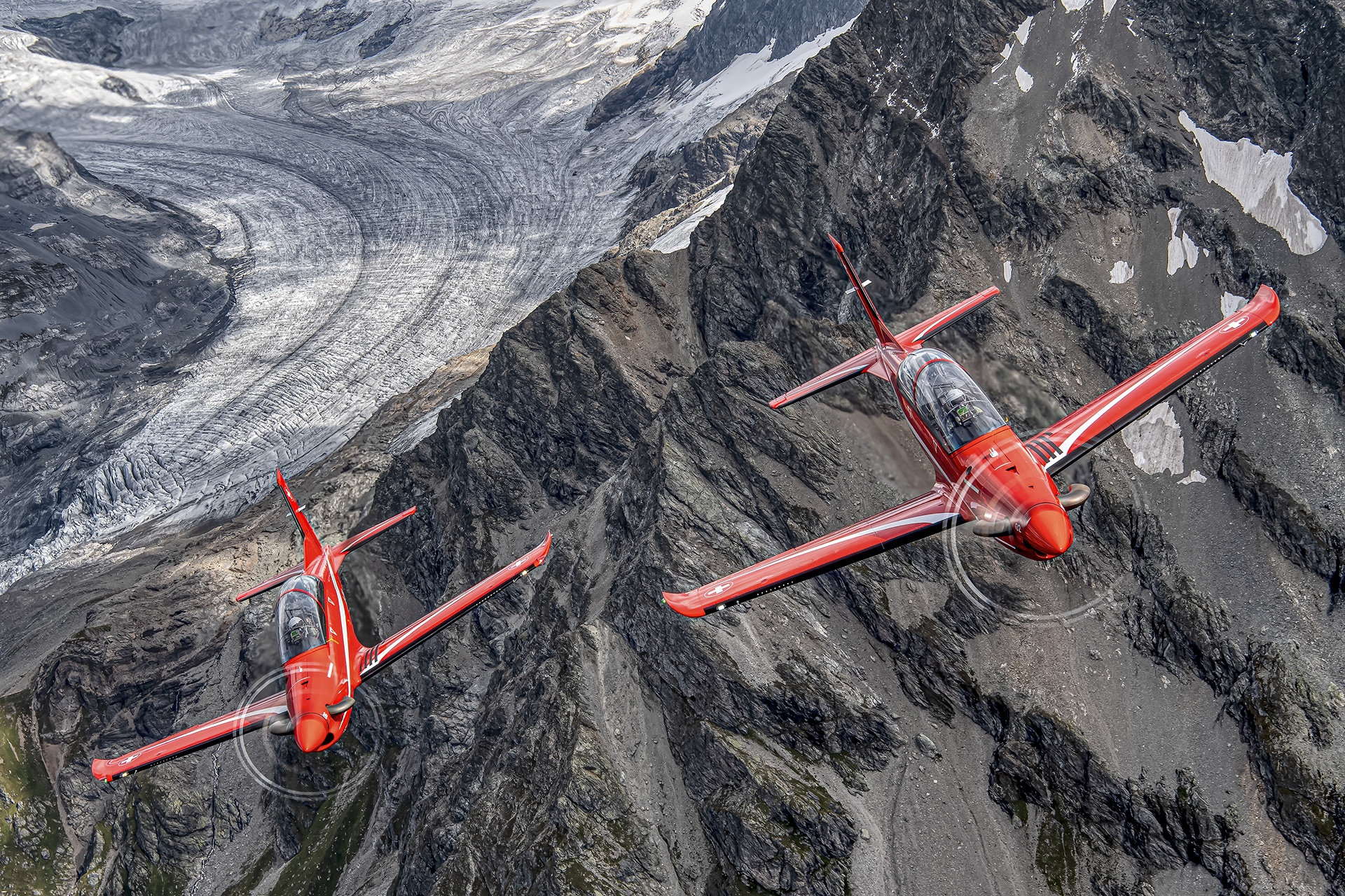 Ausbildungsflugzeug. Luftkampf-, Blind- und Kunstflugschulung. Berge, Gletscher, Air-to-air
