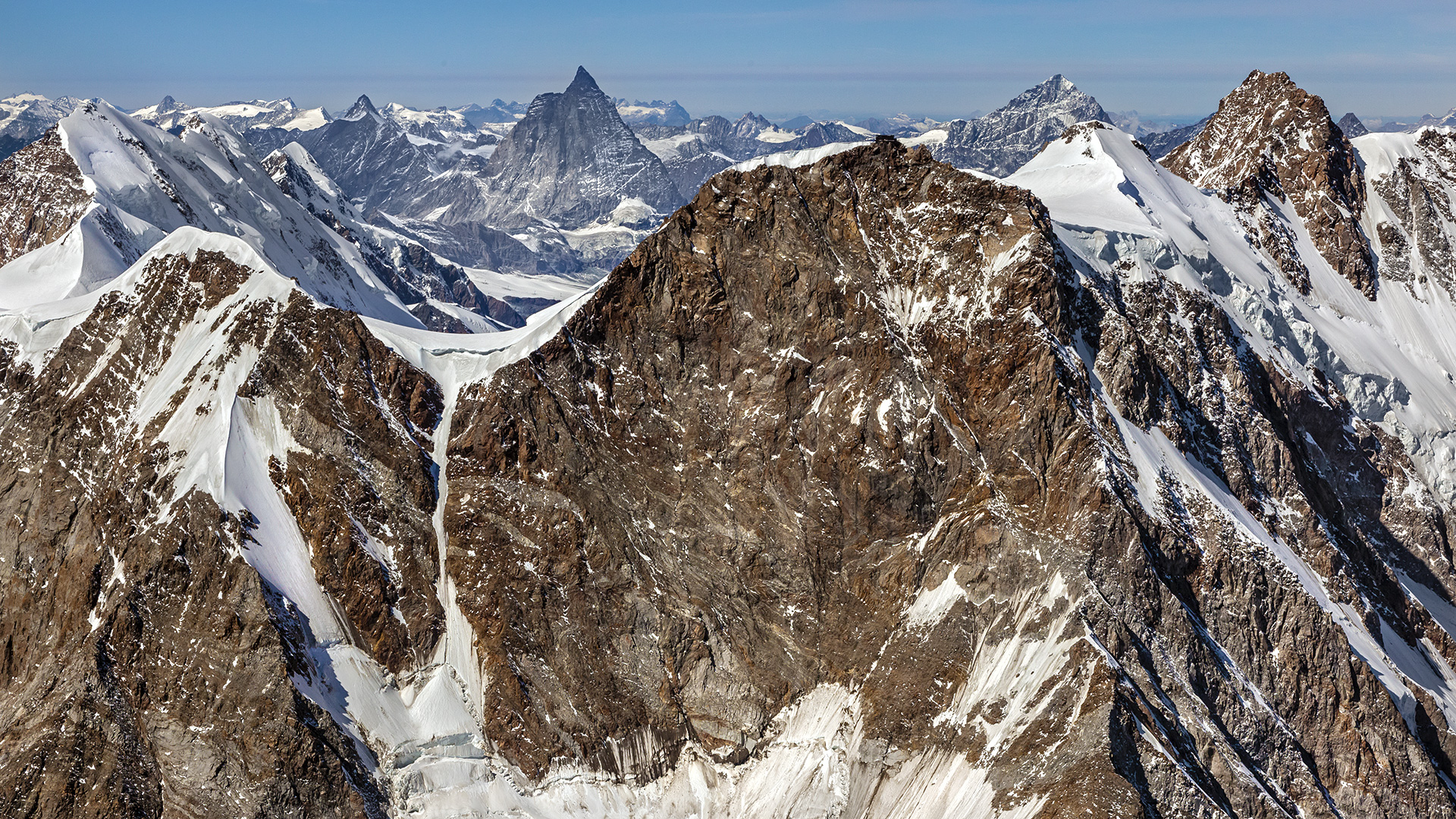 Monte Rosa-Ostwand mit Matterhorn (Hintergrund) und Dufourspitze.