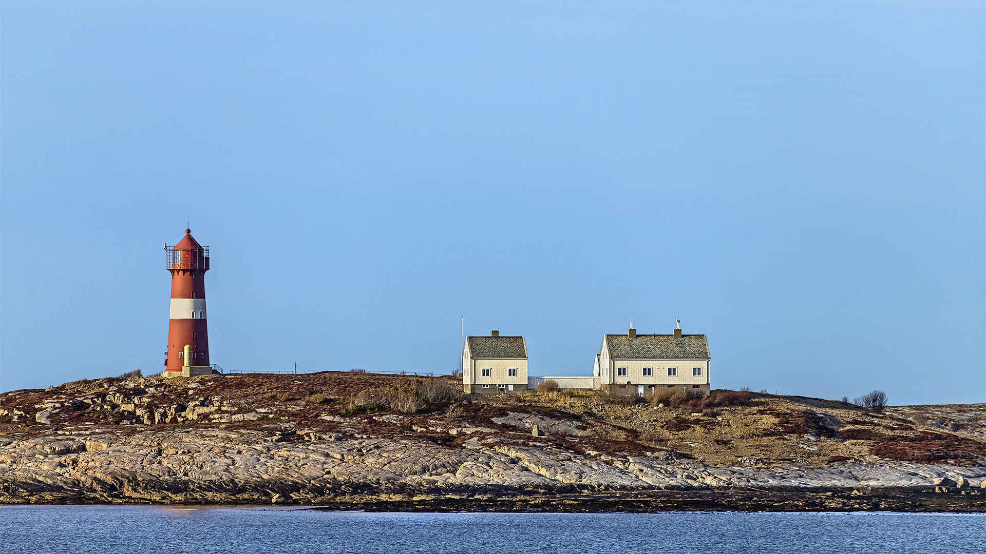 Bilderbuchleuchtturm beobachtet vom Hurtigschiff, 1 Fahrtstunde südlich von Rorvik.