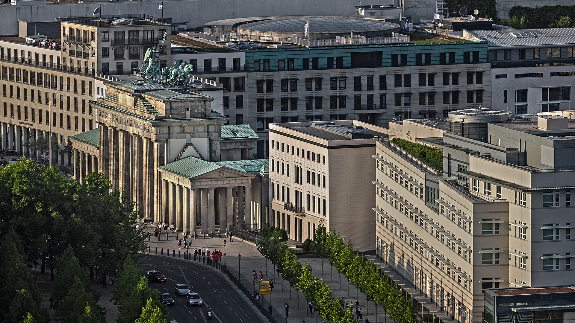 Berlin, Brandenburger Tor nebst US-Botschaft.