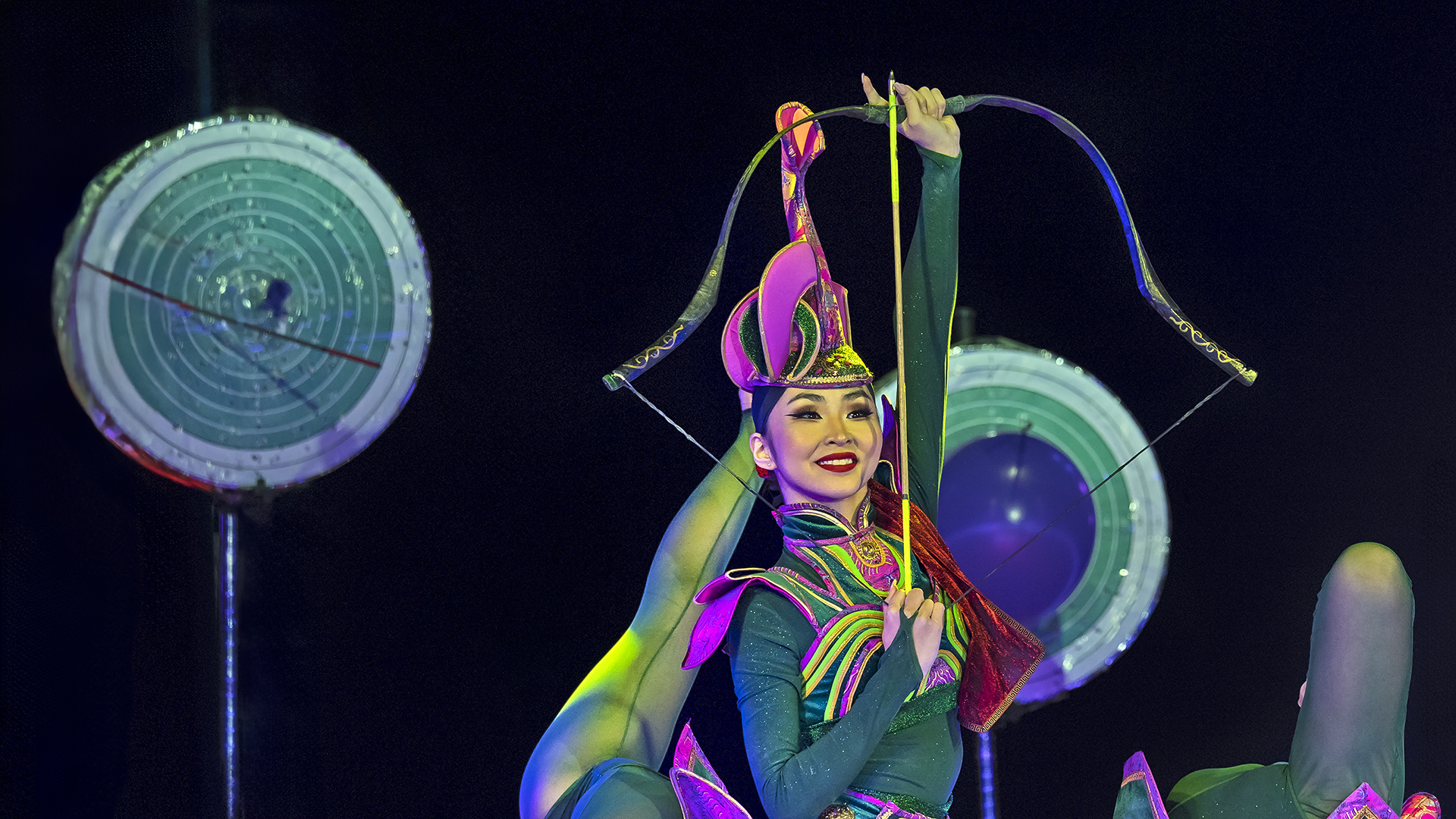 MongolJingo Truppe *** Pfeil-und Bogenspiele +++ Weihnachtscircus Krone Würzburg 2024/2025.