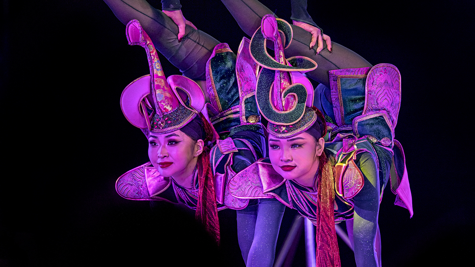 MongolJingo Truppe *** Pfeil-und Bogenspiele +++ Weihnachtscircus Krone Würzburg 2024/2025.