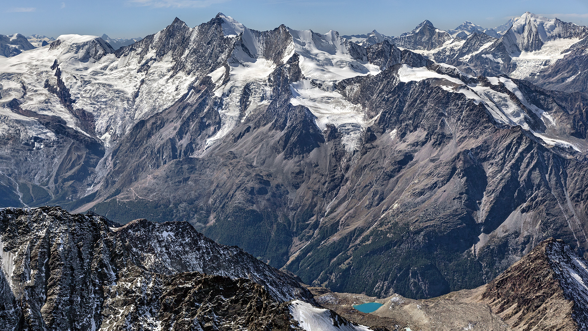 Mischabelgruppe: Alphubel, Täschhorn, Nadelhorn. Im HG Zinalrothorn?, Grand Combin und ganz rechts das Weißhorn.