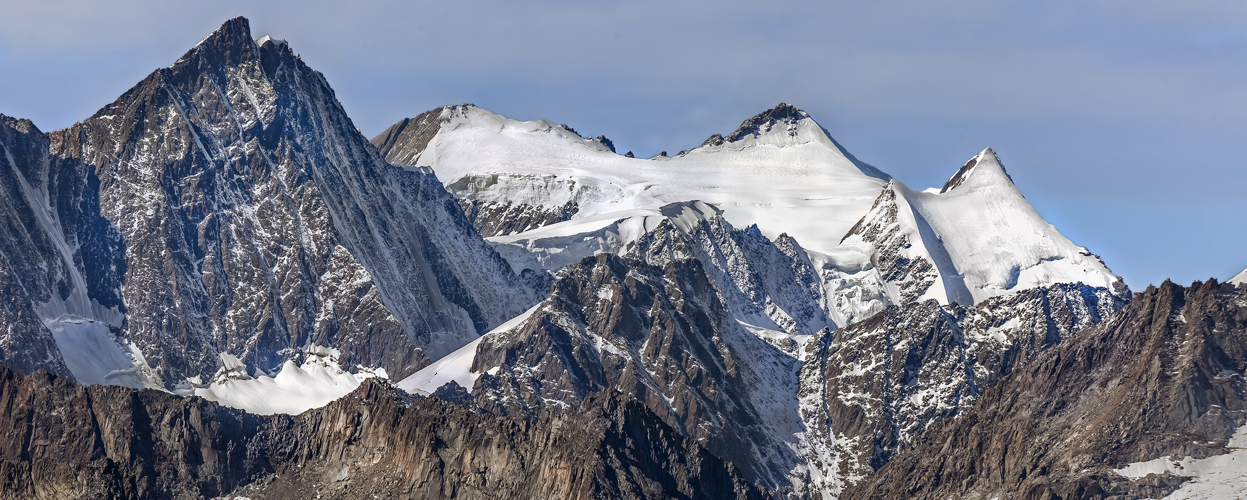 Furka-Blick auf die Wetterhorngruppe (vlnr: Rosenhorn, Mittelhorn, Wetterhorn).