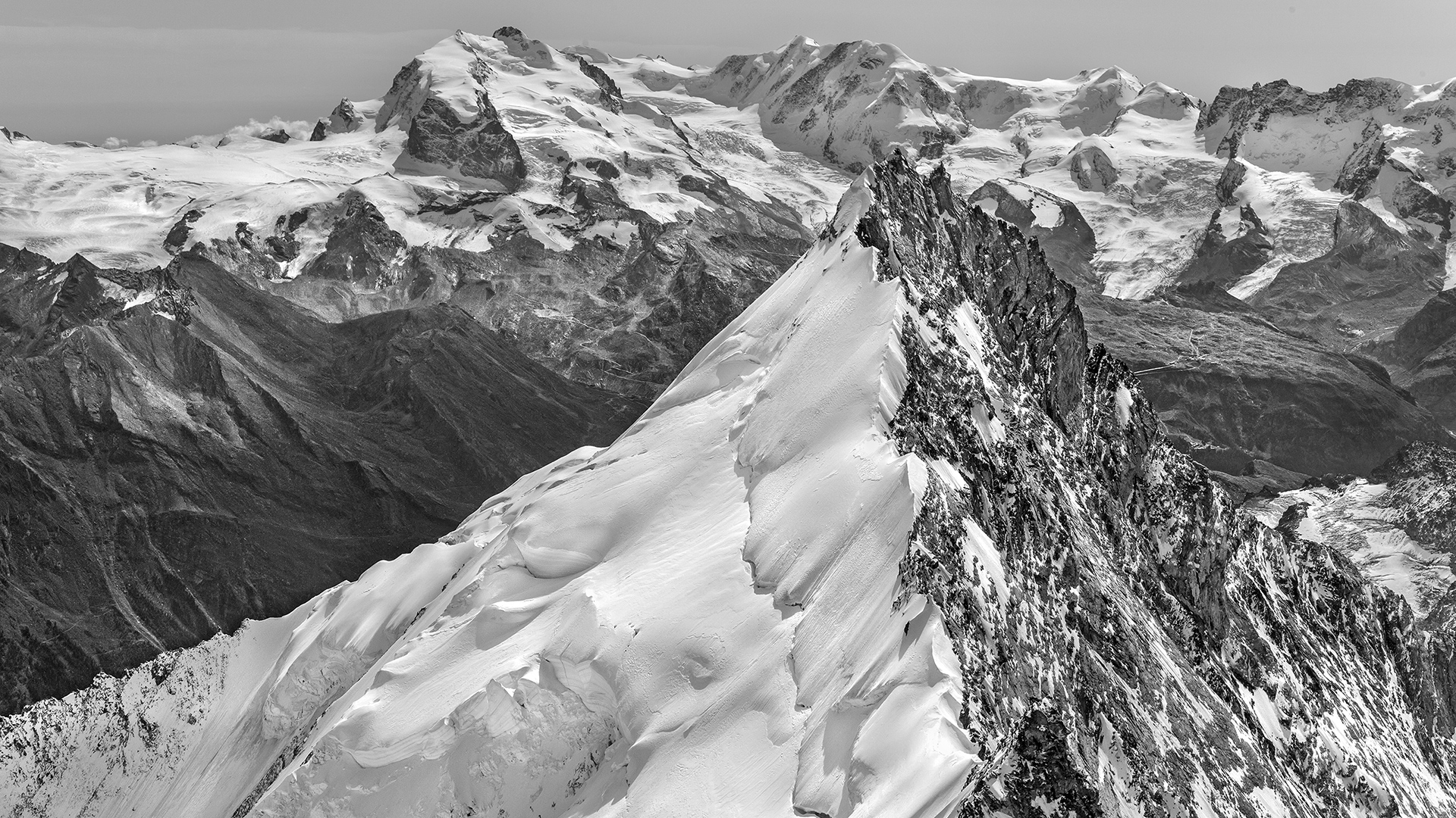 Weisshorn Nordgrat vor Monte Rosa-Gruppe.
