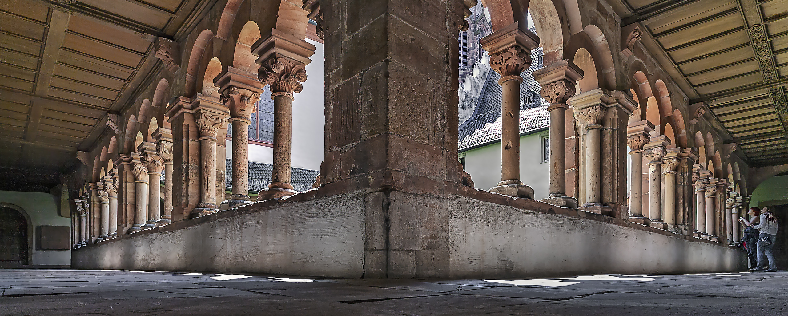 Stiftsbasilika Aschaffenburg (Hl. Petrus und Alexander) - romanischer Kreuzgang.