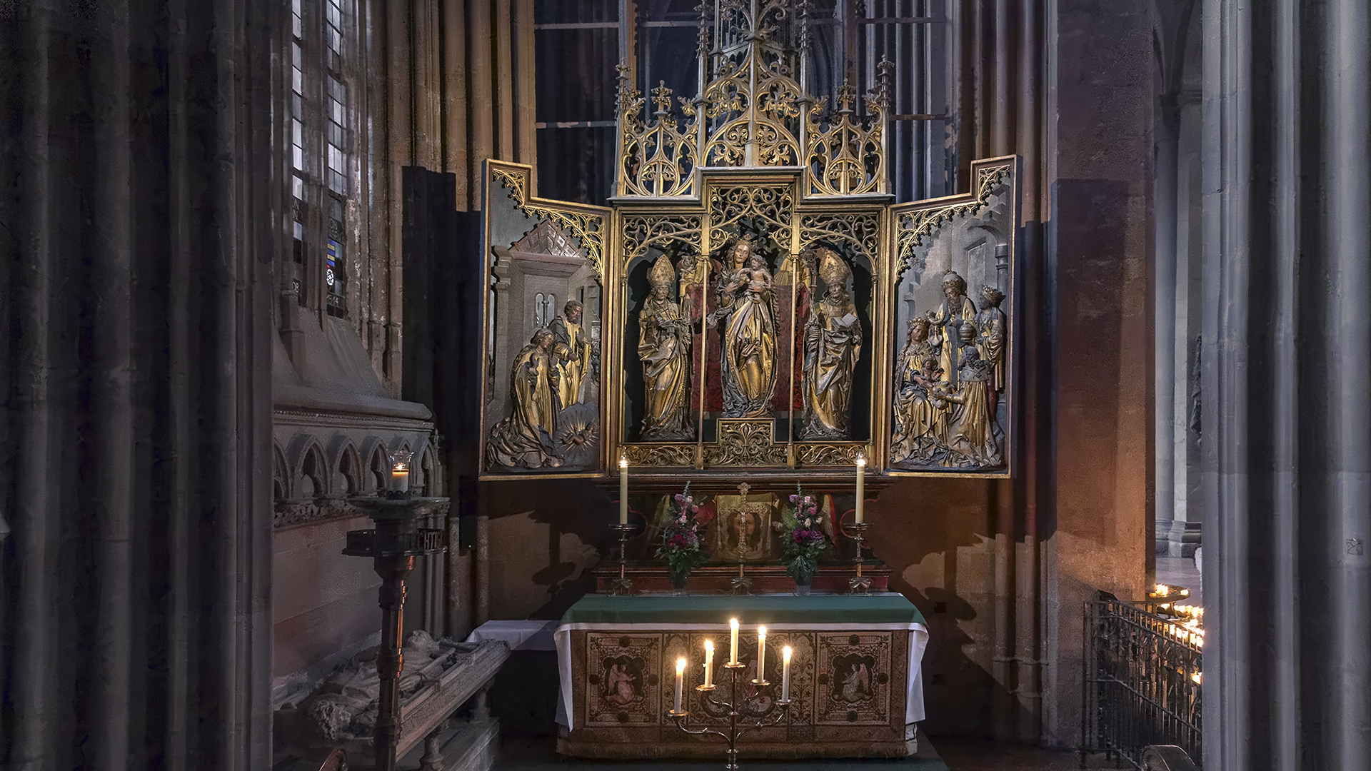 Der gotische Seitenaltar im Mainzer Dom ist der Marienaltar in der Kettelerkapelle, der die „Schöne Mainzerin“ zeigt.