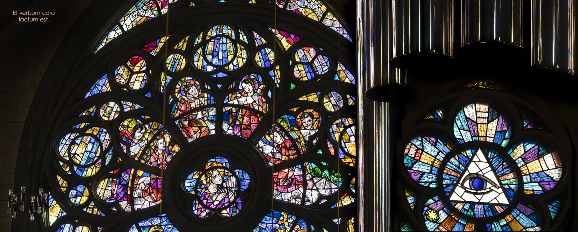 Neue Klaisorgel nebst Ausblick auf das Rosettenfenster (gloria in excelsis deo) und Gottesauge.