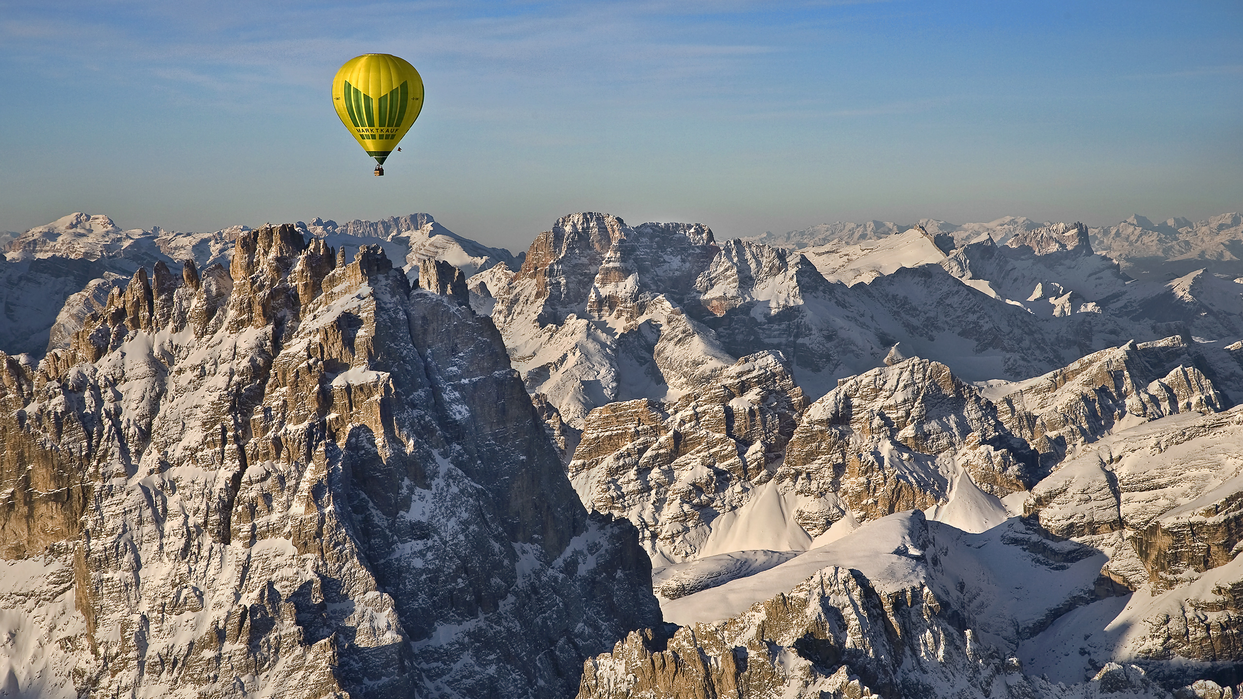 Marktkauf-Pilot Jens Klähn (Würzburg) über den Sextener Dolomiten.