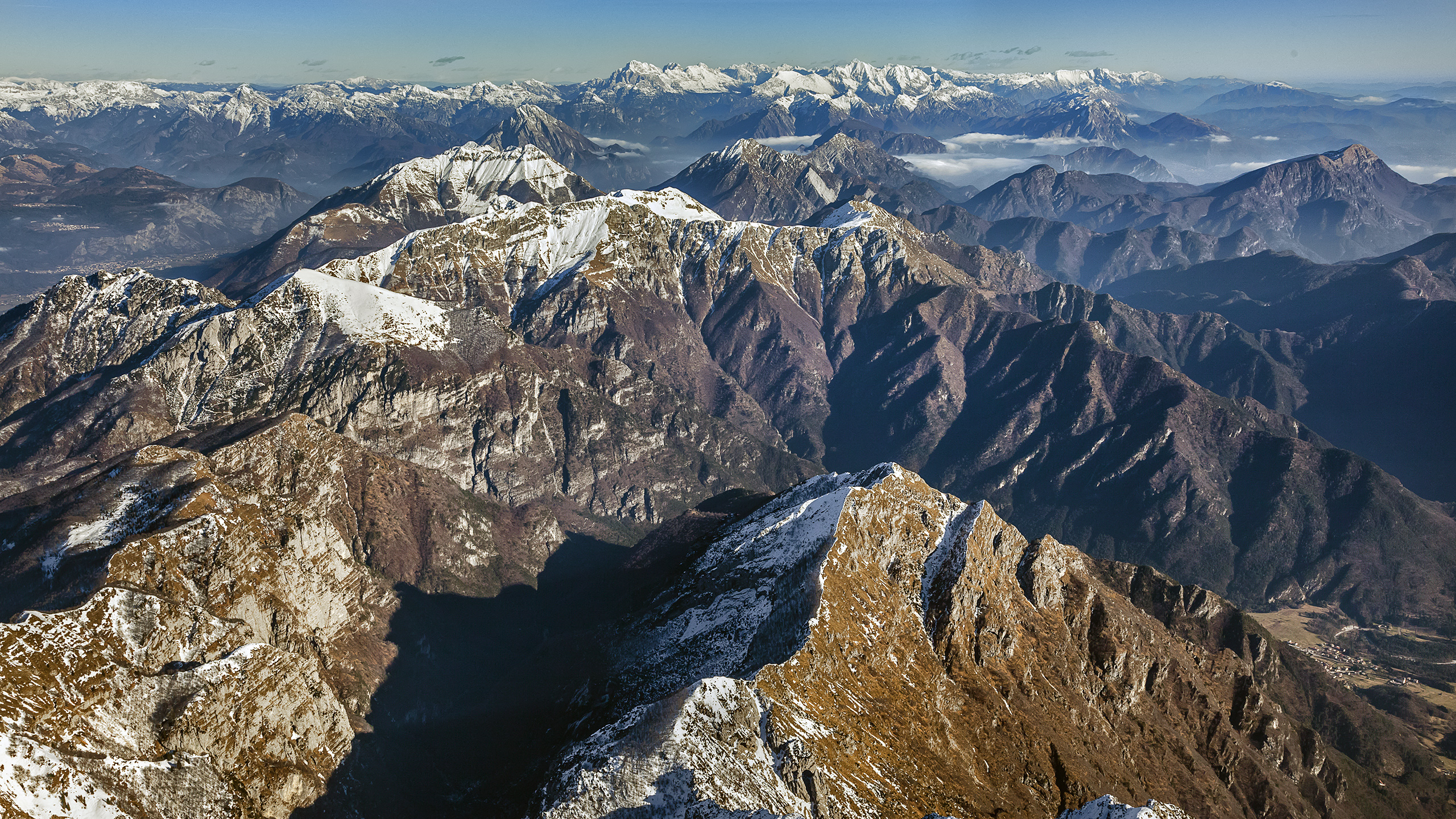Alpensüdseite auf dem Weg in die Poebene; Fernblick zu den Karawanken.