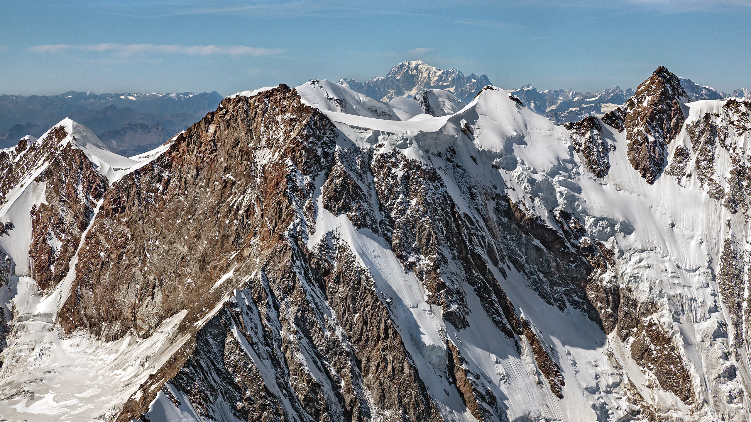Monte Rosa-Ostwand mit Mont Blanc (Hintergrund) und Dufourspitze. Auf der Signalkuppe die Capanna Margherita (4.554 m), das höchstgelegene "Hotel" in den Alpen.