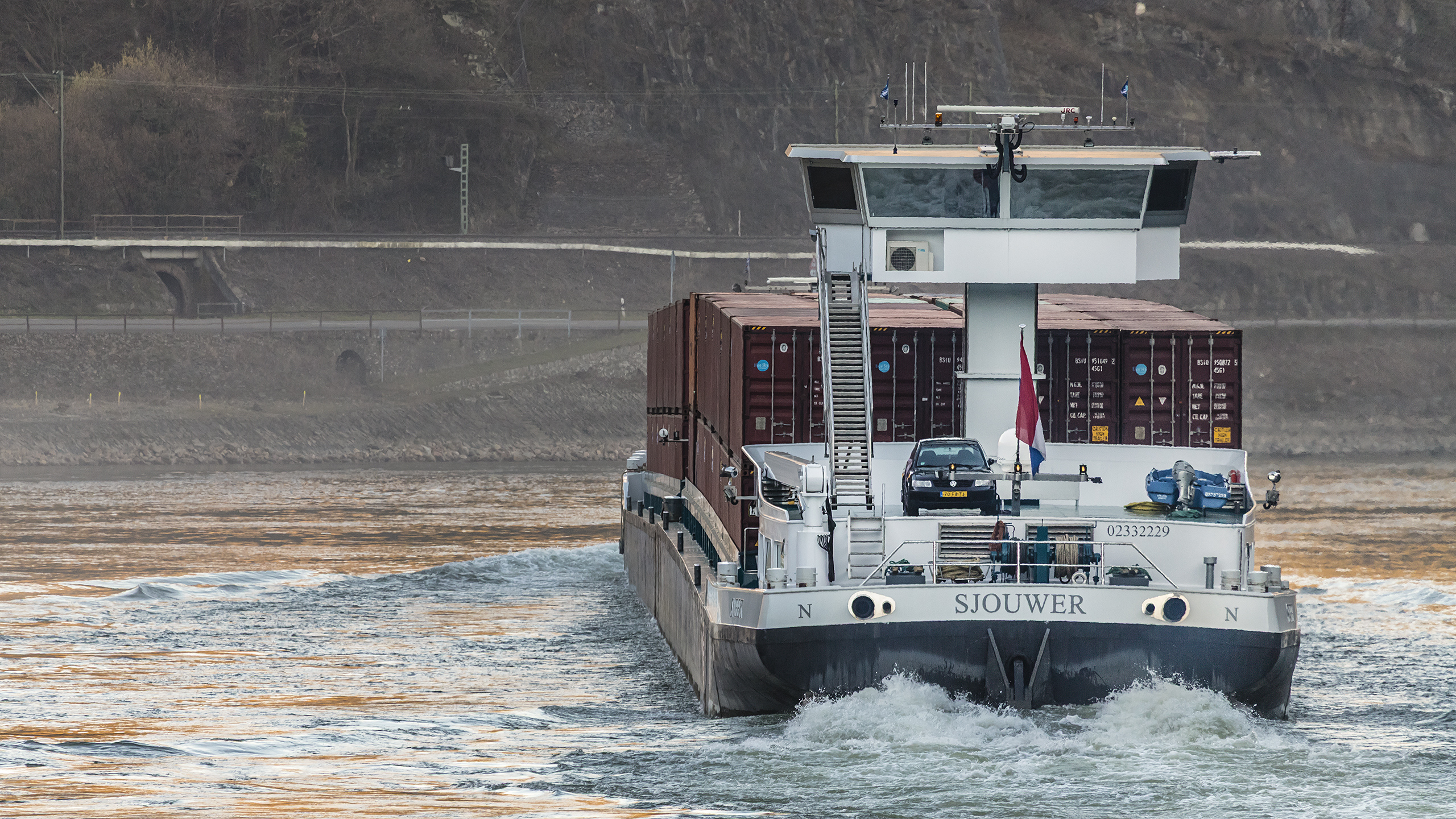 Der Rhein ist die meist befahrene Wasserstraße Europas.