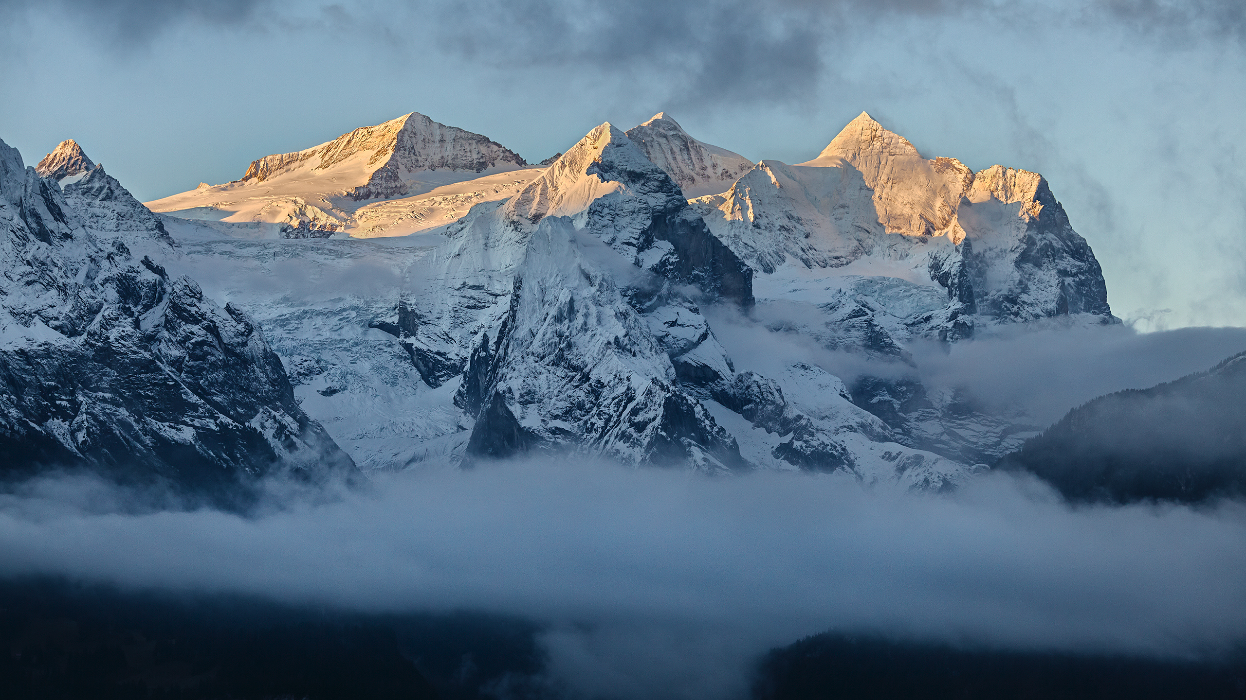 Wetterhorngruppe (Rosenhorn, Mittelhorn und Wetterhorn) vom Haslital beobachtet.