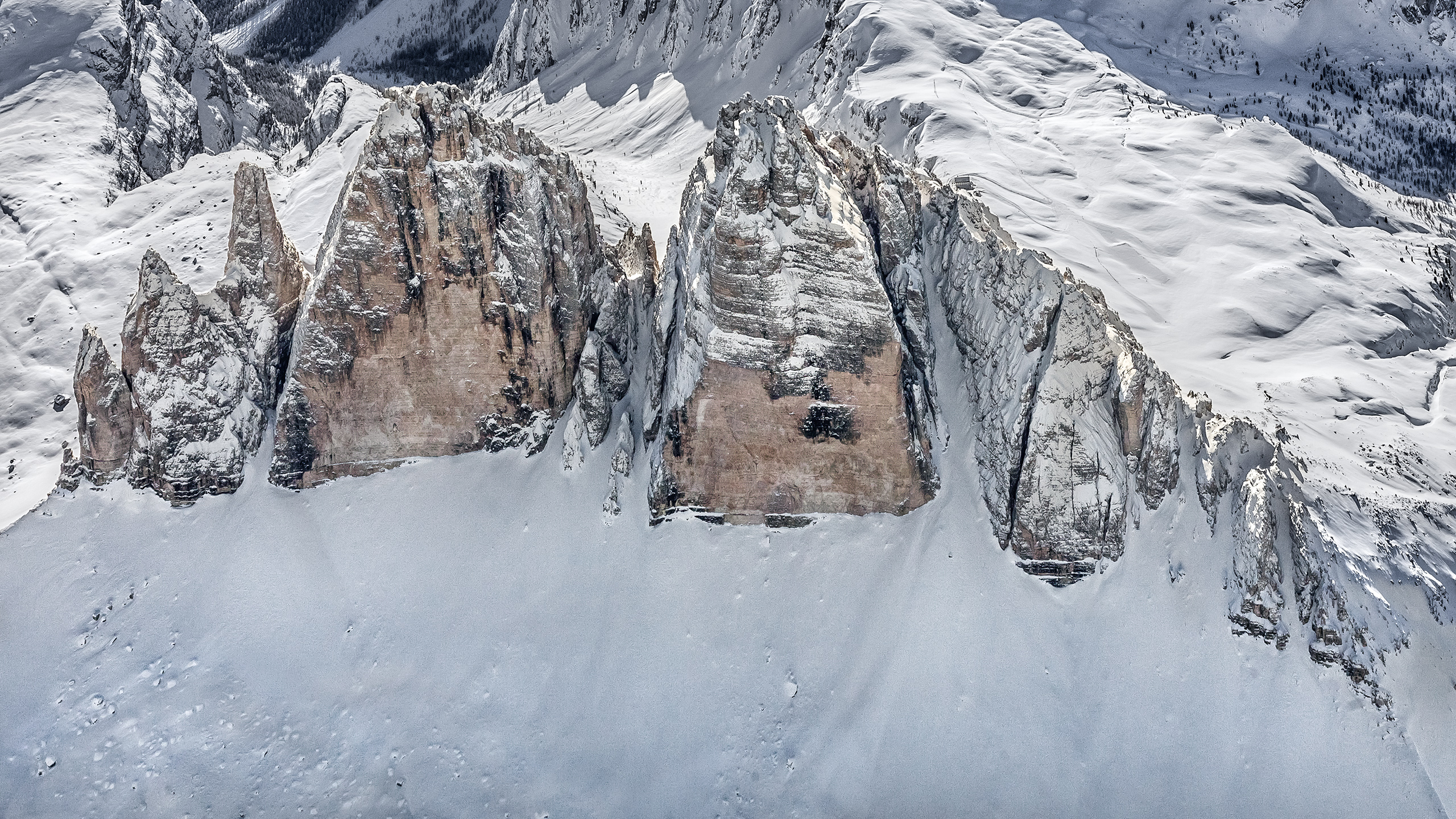 Dreizinnenblick aus Norden gegen 12 Uhr mittags aus 4.500 Metern Höhe.