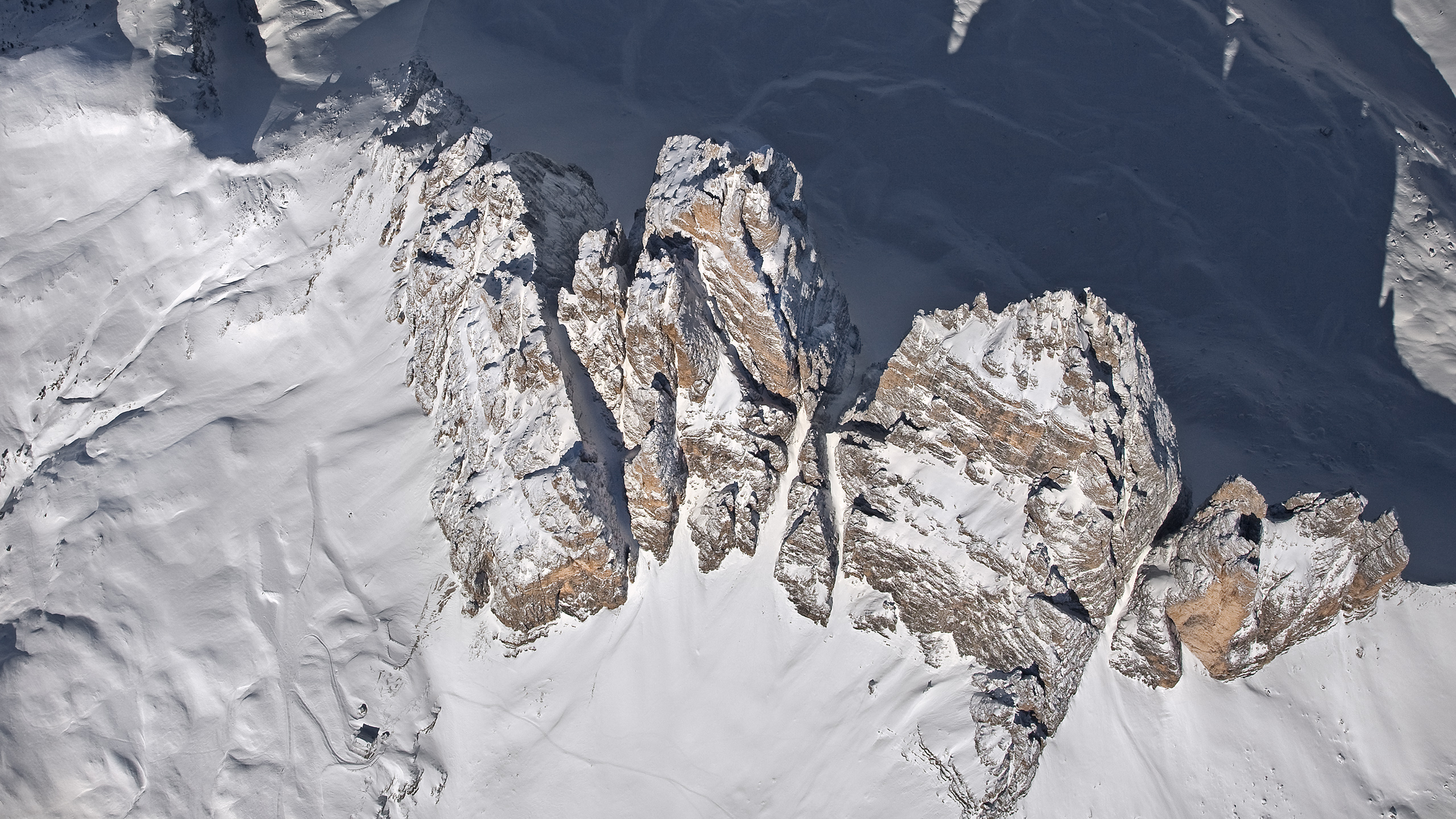 Dreizinnenblick (Westliche Zinne, Große Zinne) aus Süden gegen 12 Uhr mittags aus 4.500 Metern Höhe.