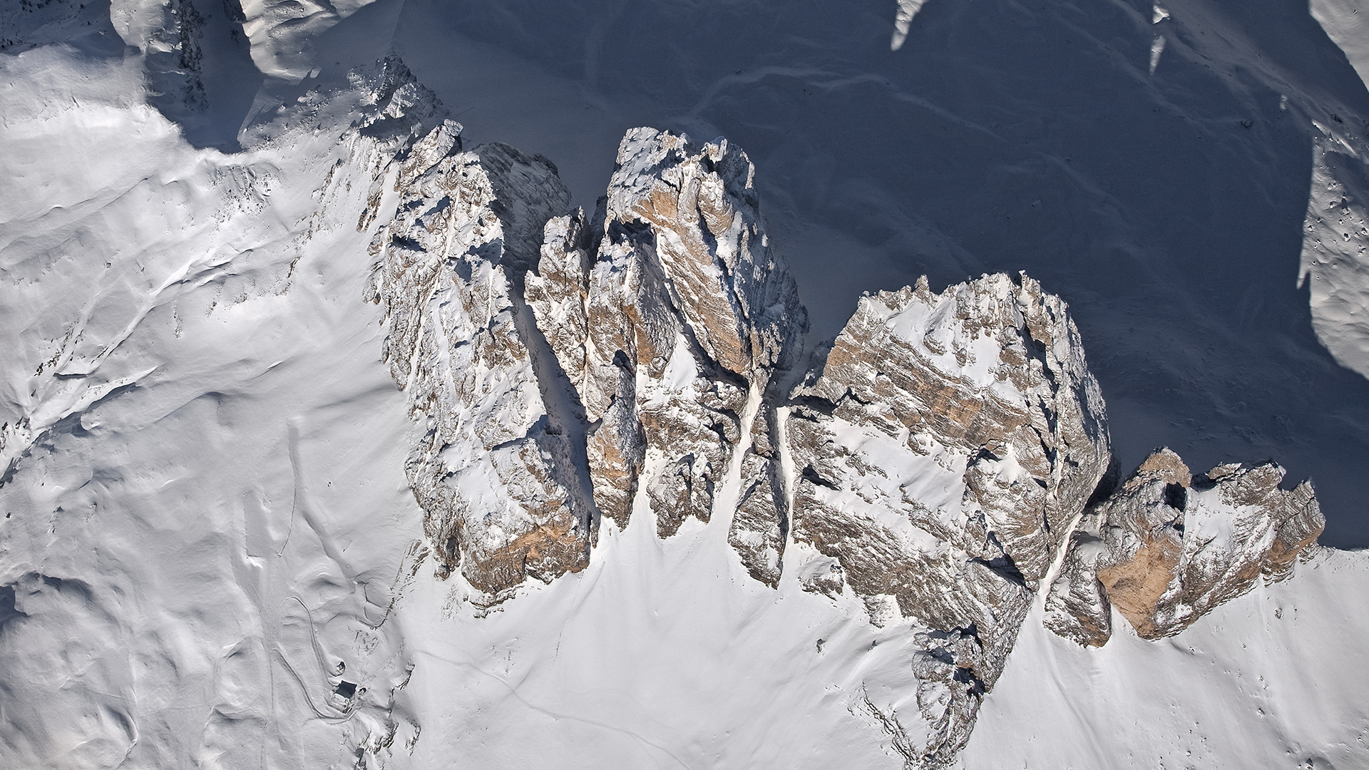 High Noon: Dreizinnen-Tiefblick aus dem Ballon; links unten die Auronzo-Hütte, rechts unten die Lavaredo-Hütte.