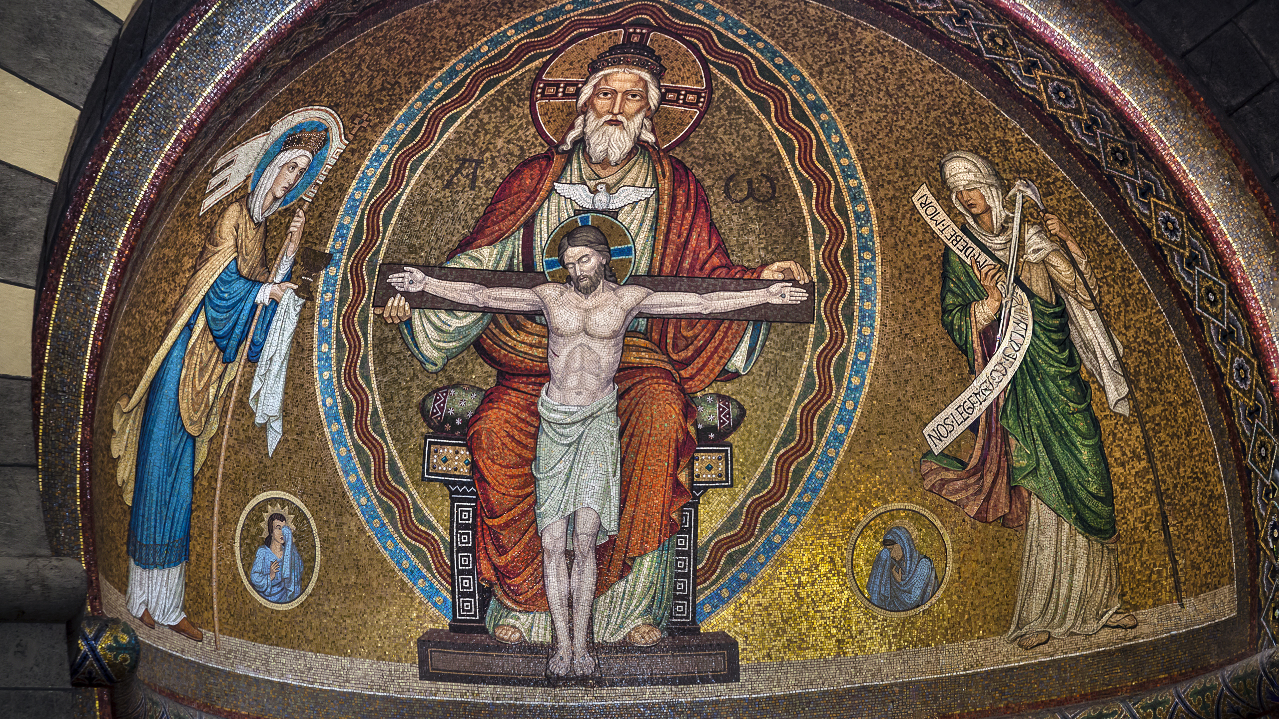 Maria Laach: Darstellung des „Gnadenstuhls“: Gott-Vater mit dem Gekreuzigten Christus und der Geisttaube.