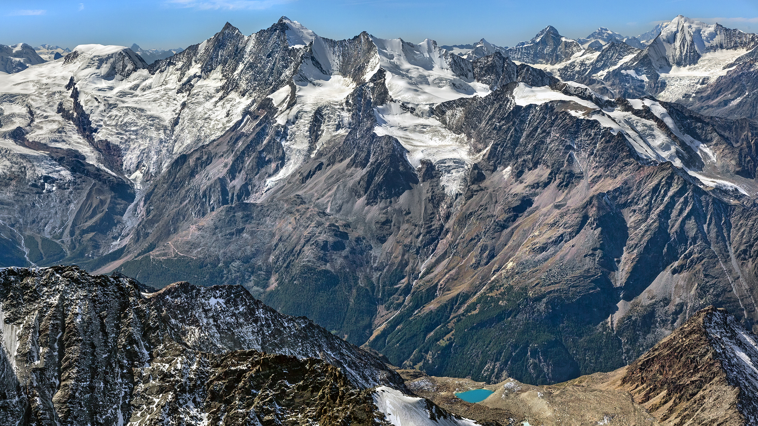 Mischabelgruppe: Alphubel, Täschhorn, Nadelhorn. Im HG Zinalrothorn?, Grand Combin und ganz rechts das Weißhorn.