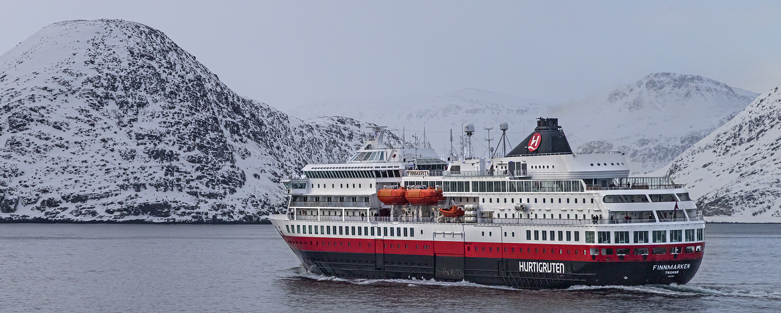 MS Finnmarken auf Gegenkurs. Und hier in voller Pracht!