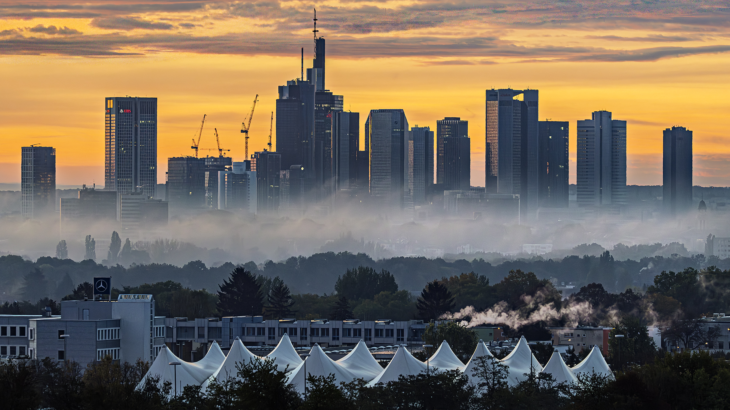 Morgendämmerung an der A5 Raststätte Taunusblick. Blick nach Osten auf die Frankfurter Skyline.