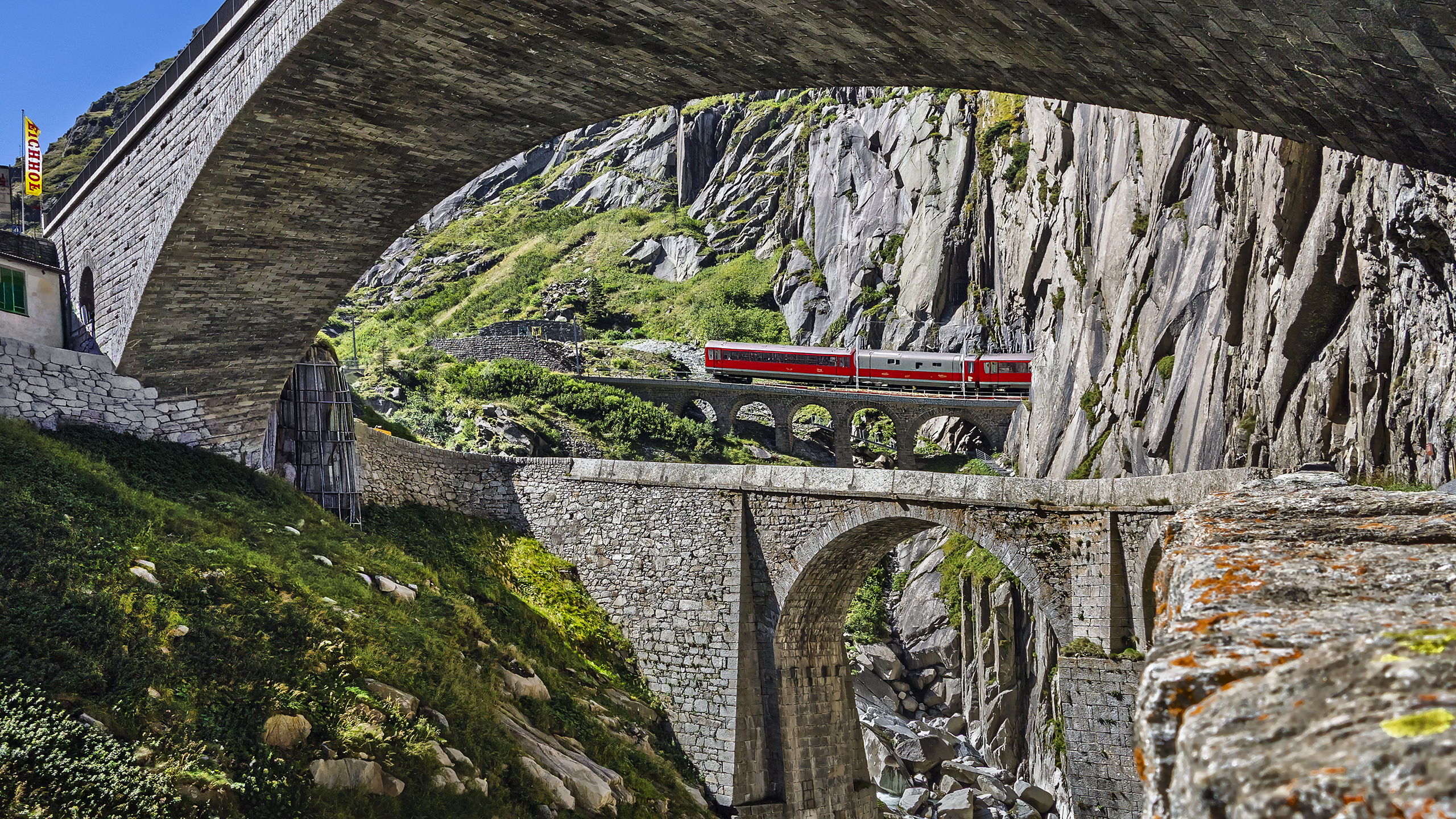 Historische Teufelsbrücke an der Gotthardstraße.