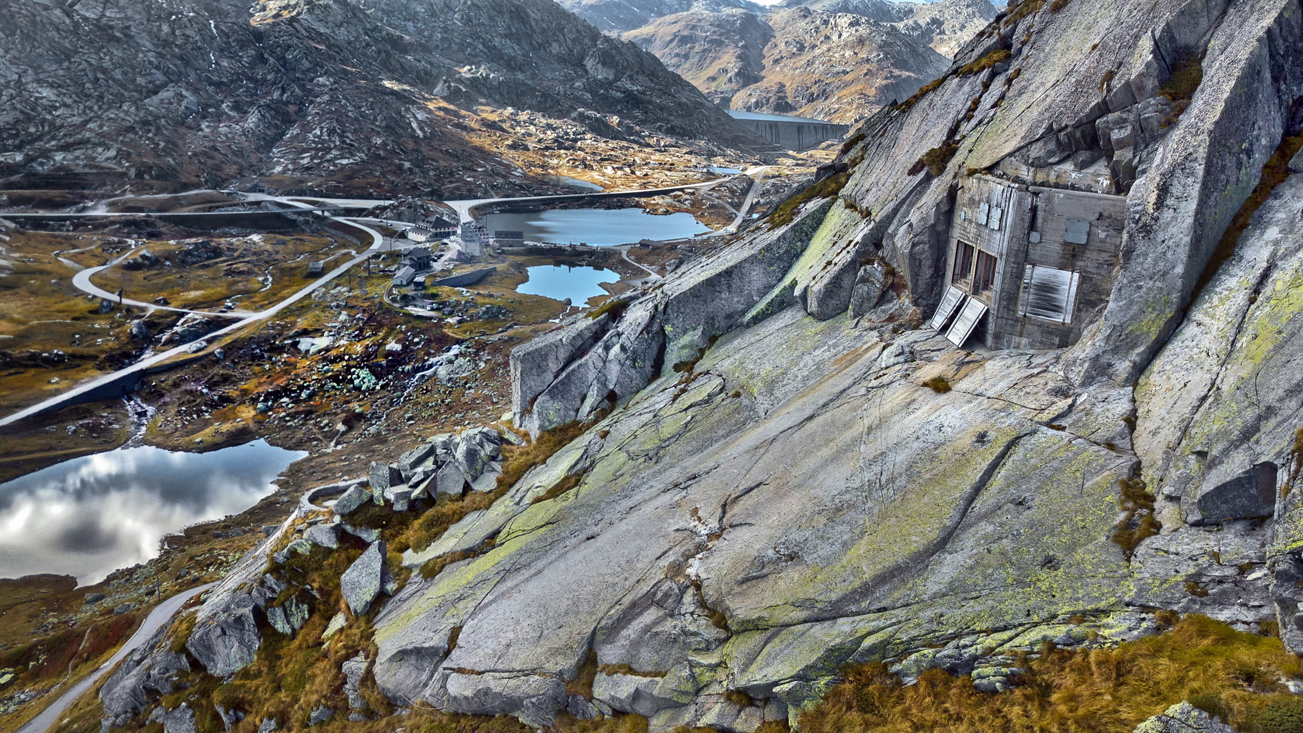 Blick auf den Gotthard-Pass, Hospiz und Nebengebäude. ©2025 Sasso San Gottardo