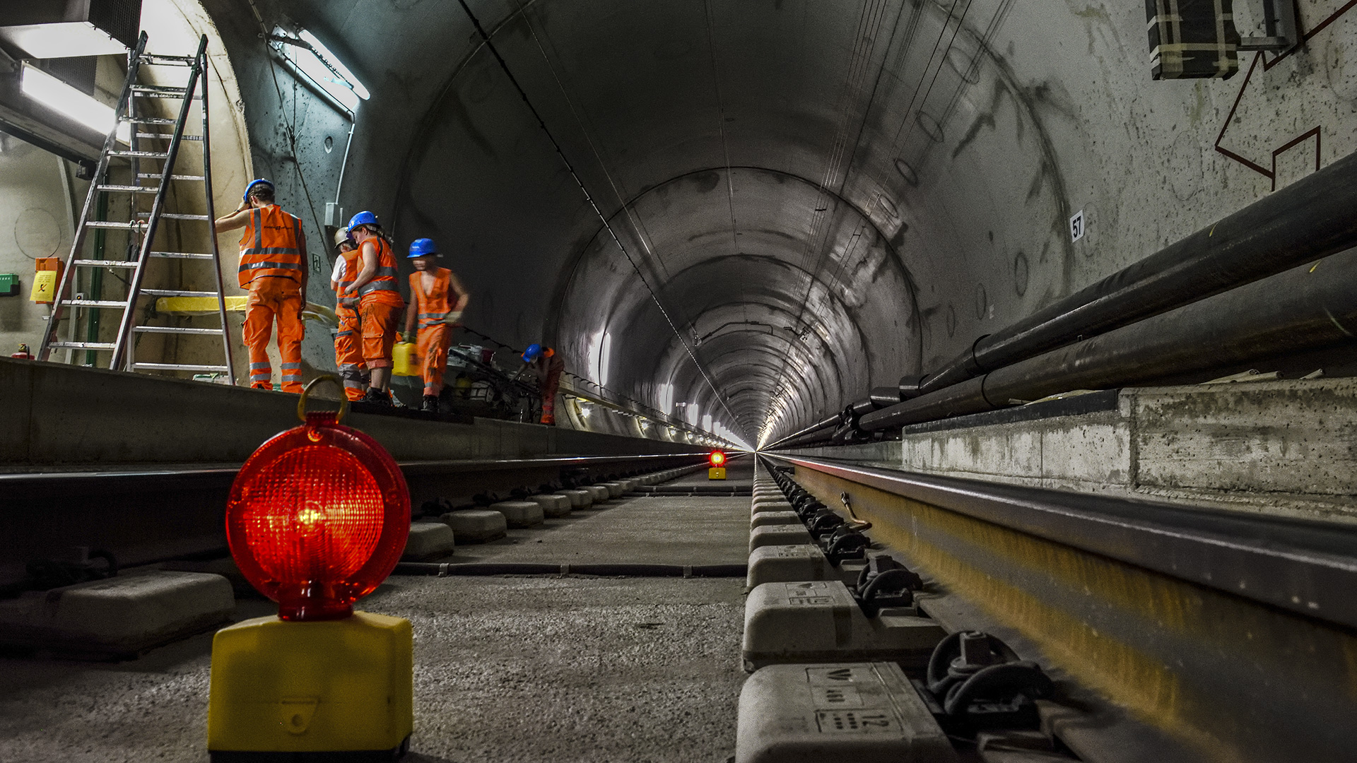 Gotthard-Basistunnel, Bemalung Eingang Querschlag, C: AlpTransit Gotthard AG, Luzern.
