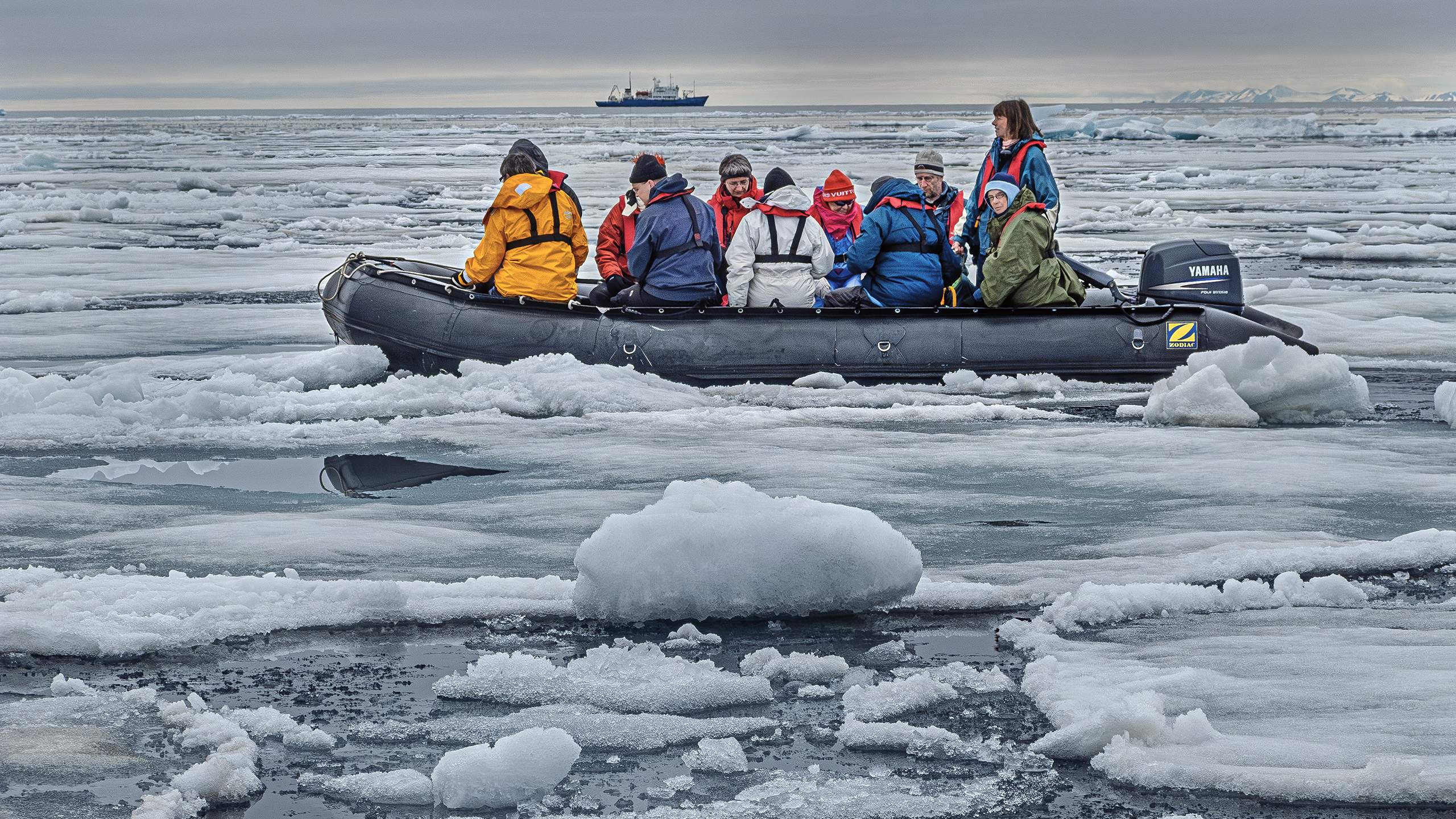 Svalbard: Mit dem Zodiak im Treibeis.