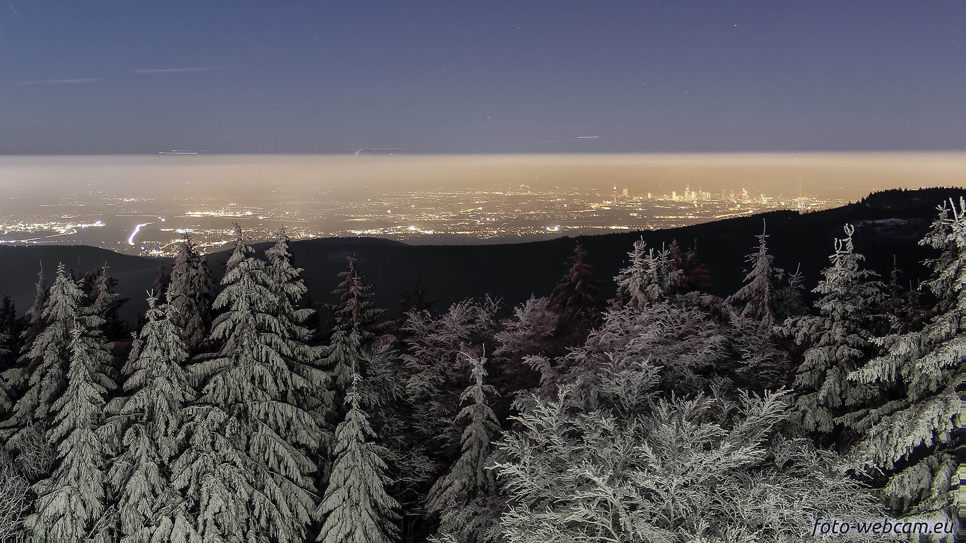 Ausblick vom Aussichtsturm auf dem Großen Feldberg im Taunus.